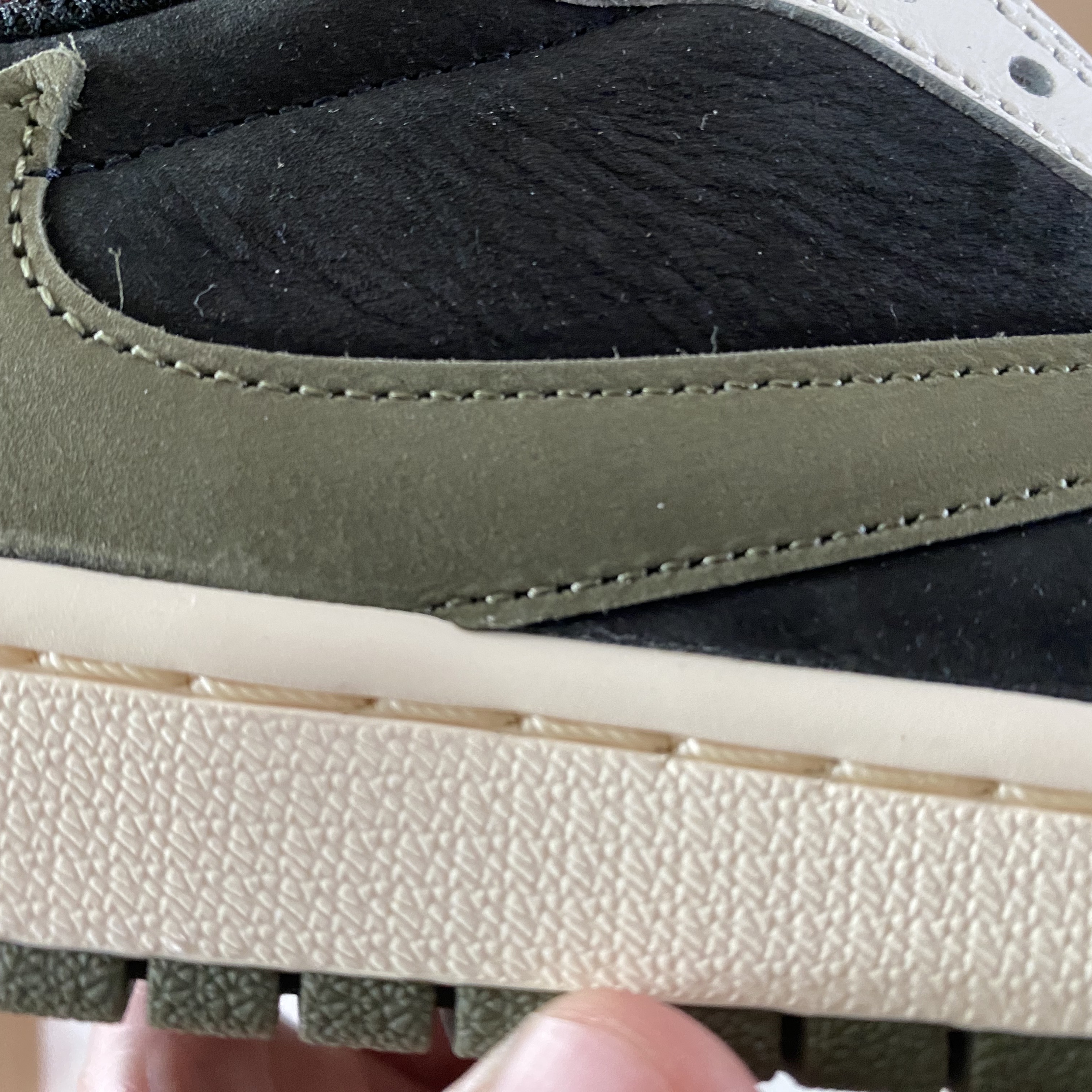 (W) Jordan 1 x Travis Scott Retro Low OG SP Medium Olive 착용 스타일 - 2