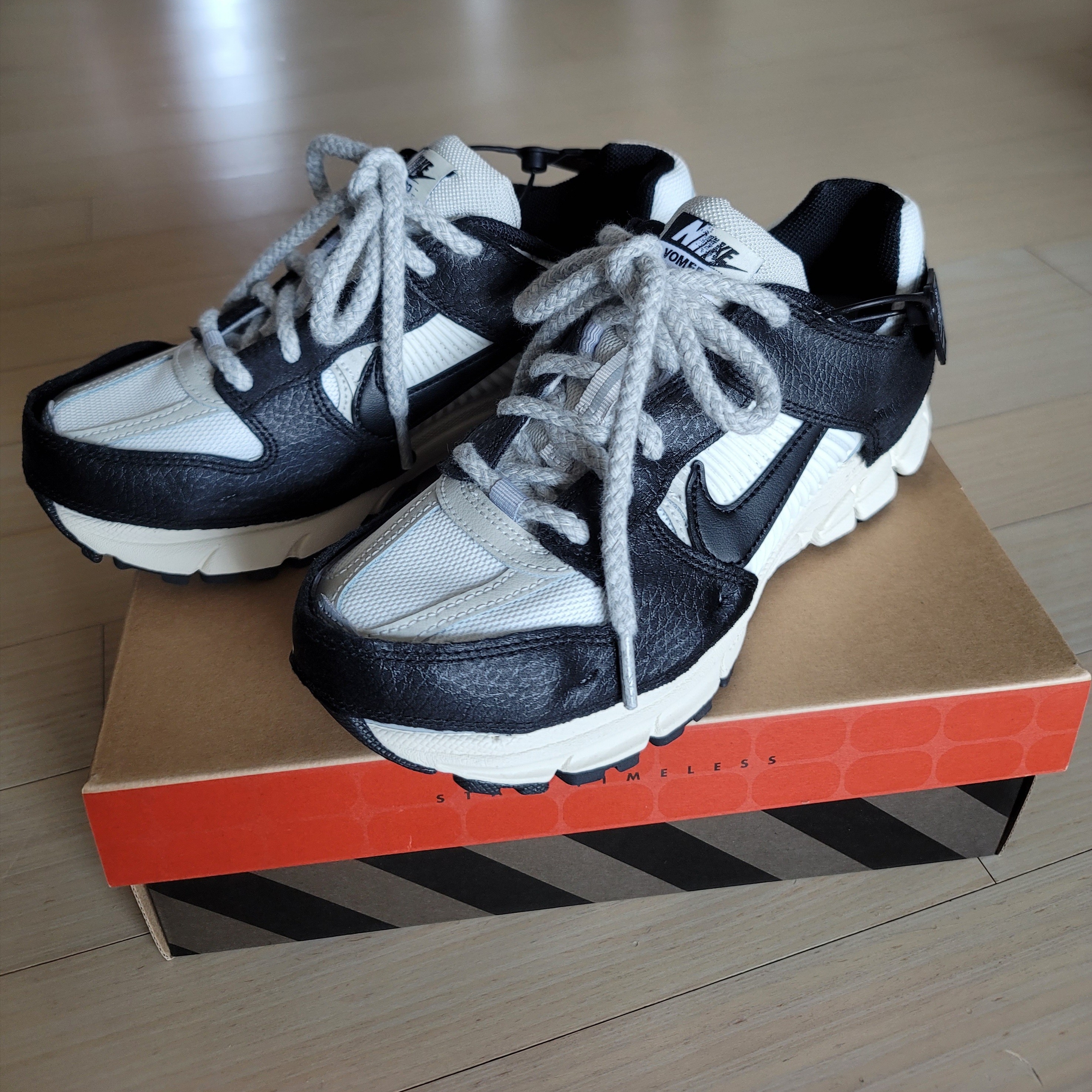(W) Nike Zoom Vomero 5 Wolf Grey and Black 착용 스타일