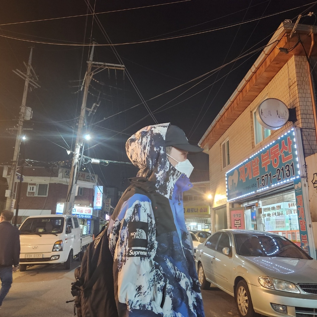 Supreme Cordura Ripstop S Logo 6-Panel Black - 23SS, Supreme x The North Face Mountain Parka Blue White - 17FW 착용 스타일 - 1