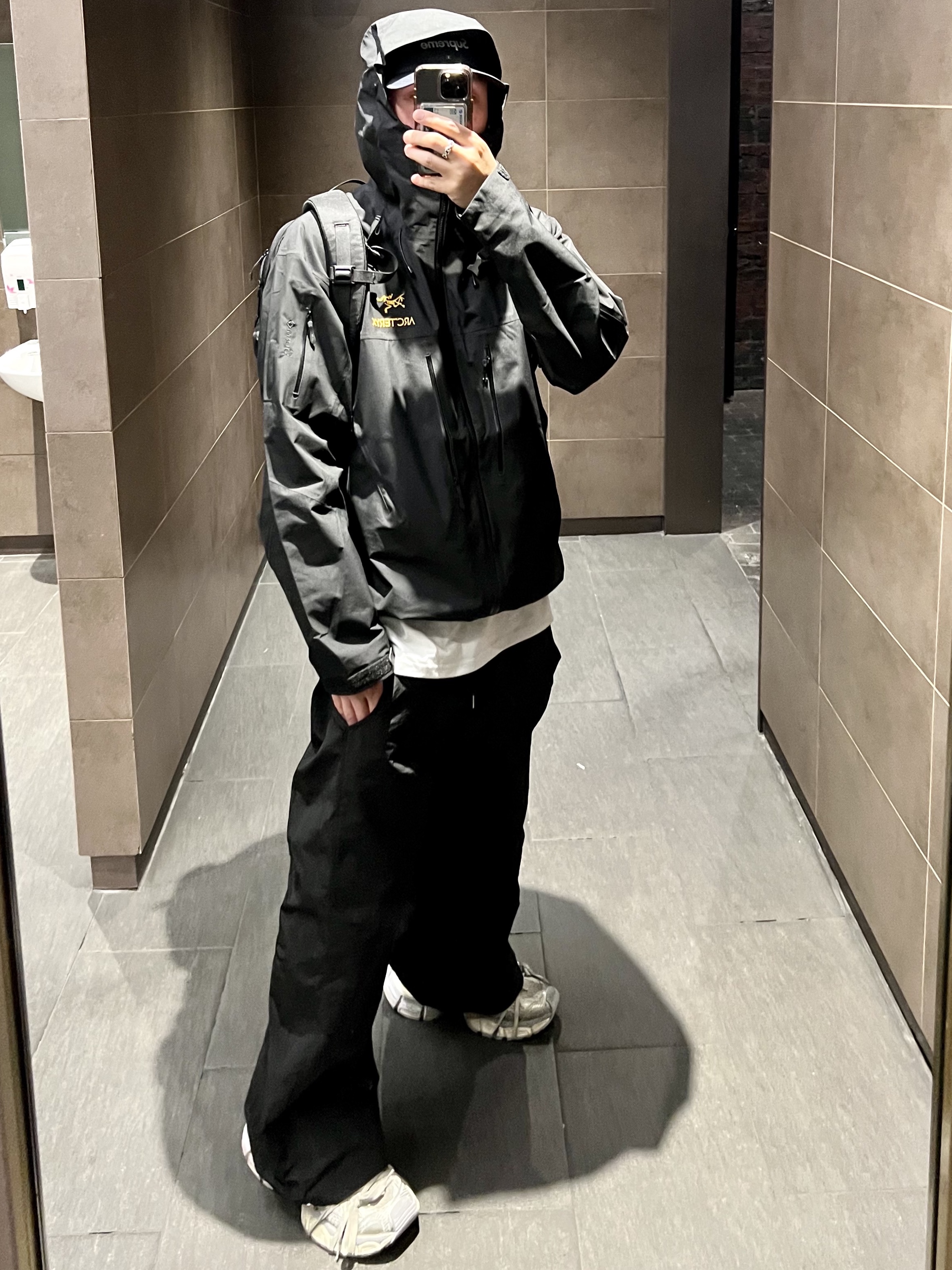 Balenciaga 3XL Sneakers Light Beige, Arc'teryx Alpha SV Jacket 24K Black 착용 스타일