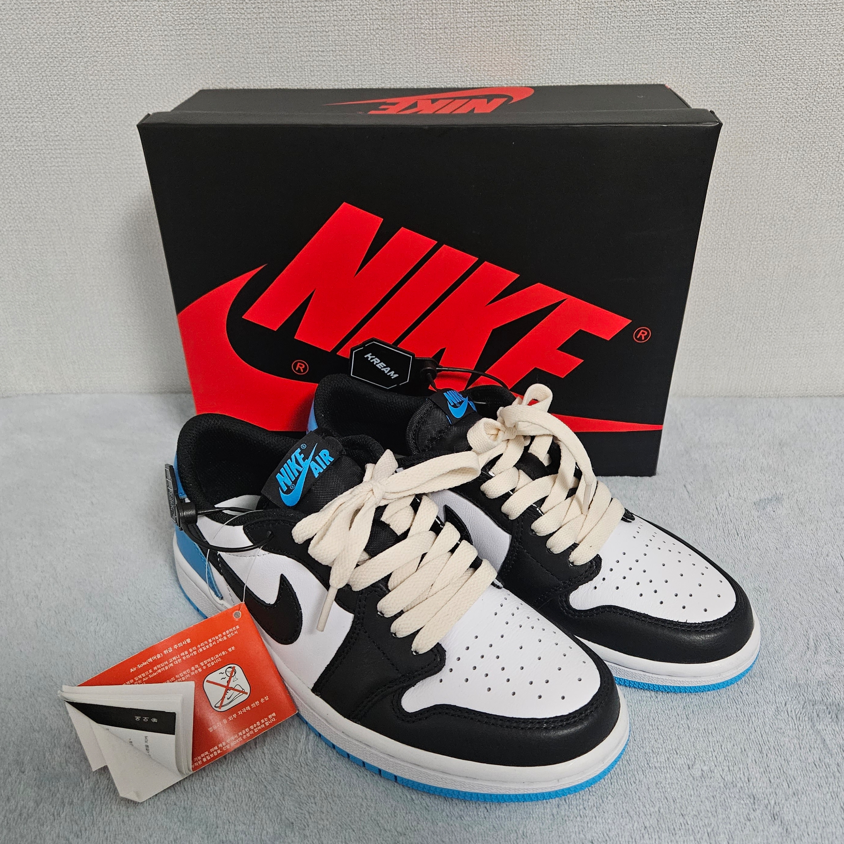 (W) Jordan 1 Retro Low OG Black and Dark Powder Blue 착용 스타일 - 2