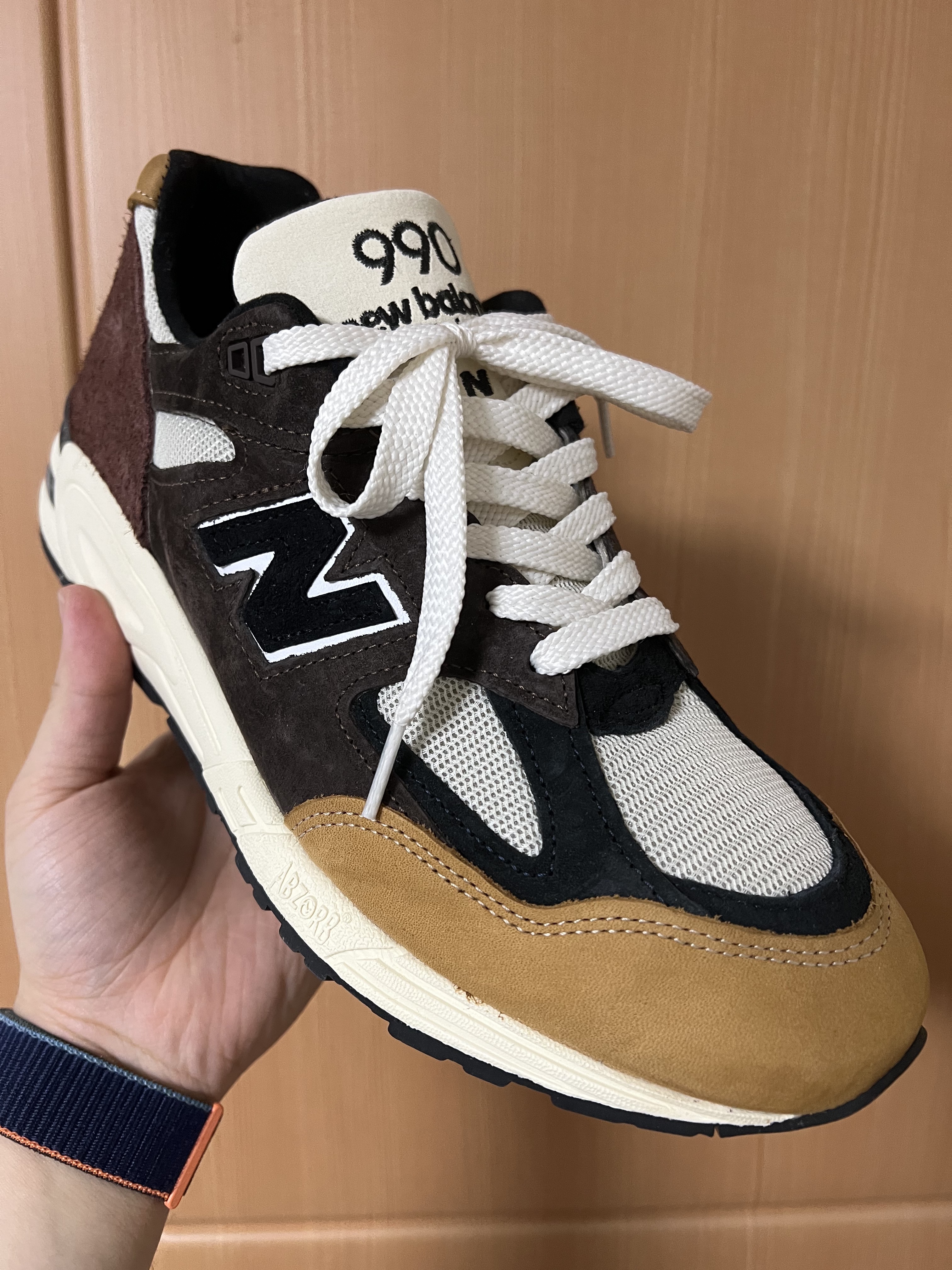 New Balance 990v2 Made in USA Brown Beige 착용 스타일 - 1