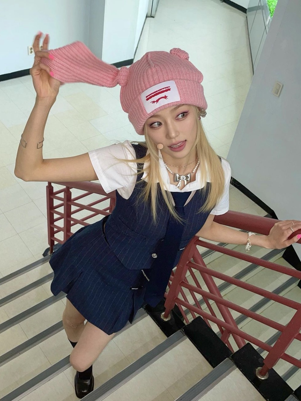 Charles Jeffrey Loverboy Chunky Rabbit Beanie Pink 착용 스타일 - 2