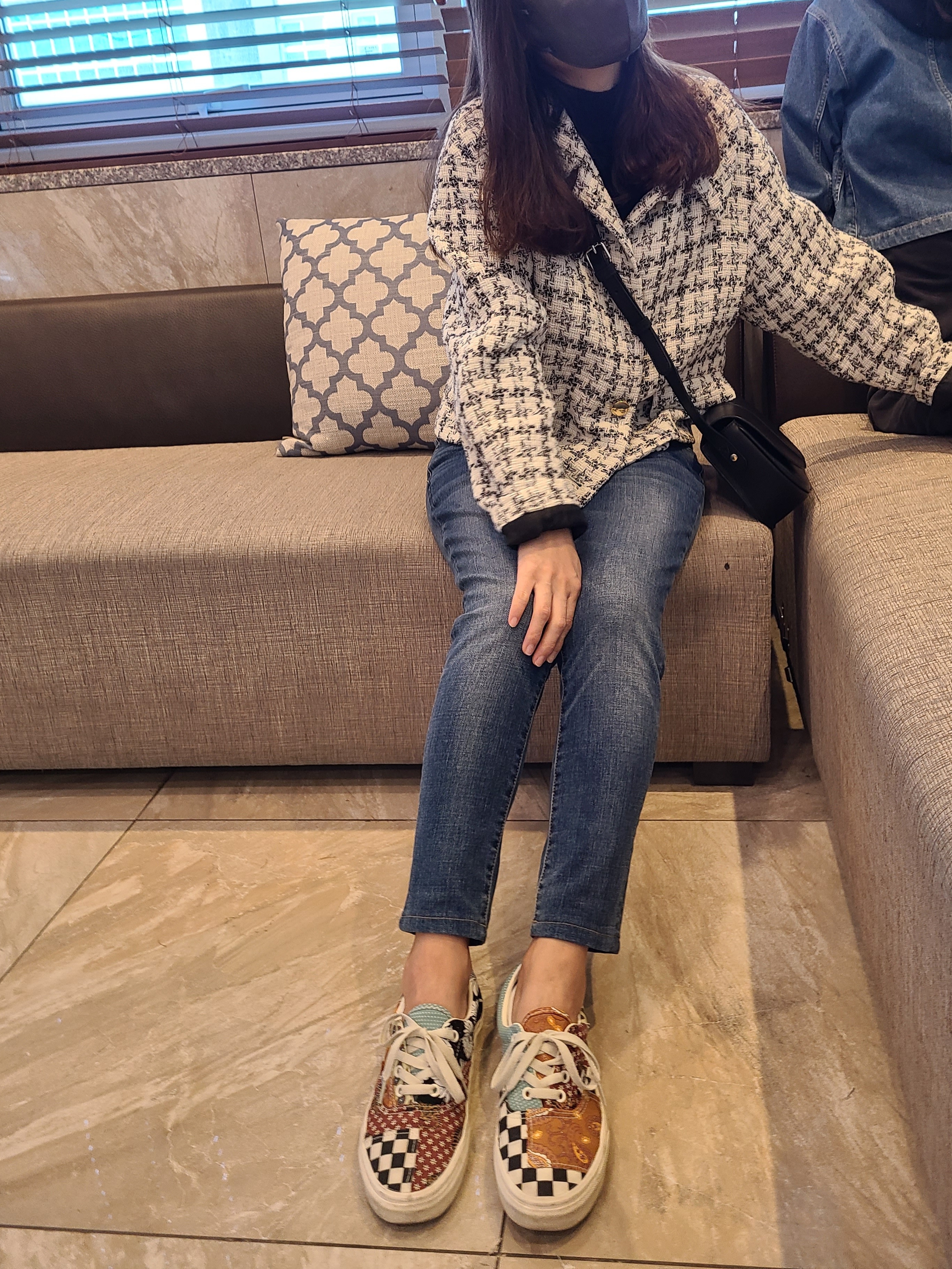 Vans Era Tiger Patchwork, A.P.C. Saffiano Betty Bag Black 착용 스타일