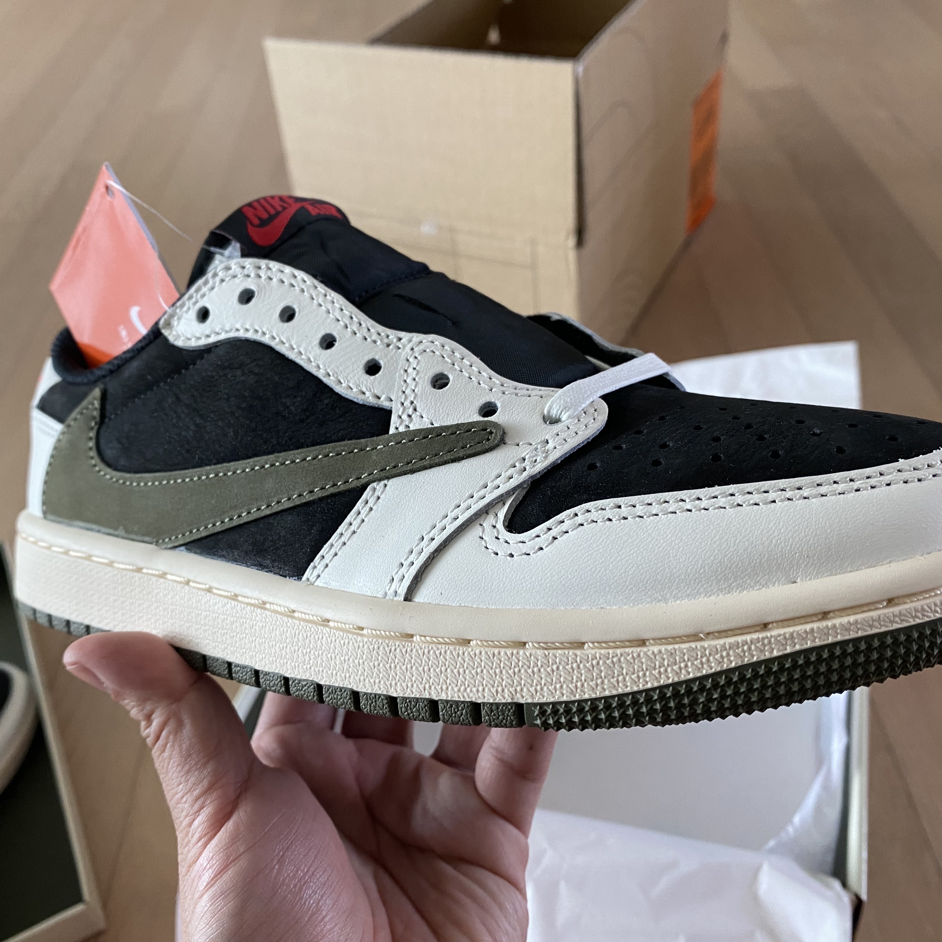 (W) Jordan 1 x Travis Scott Retro Low OG SP Medium Olive 착용 스타일 - 4