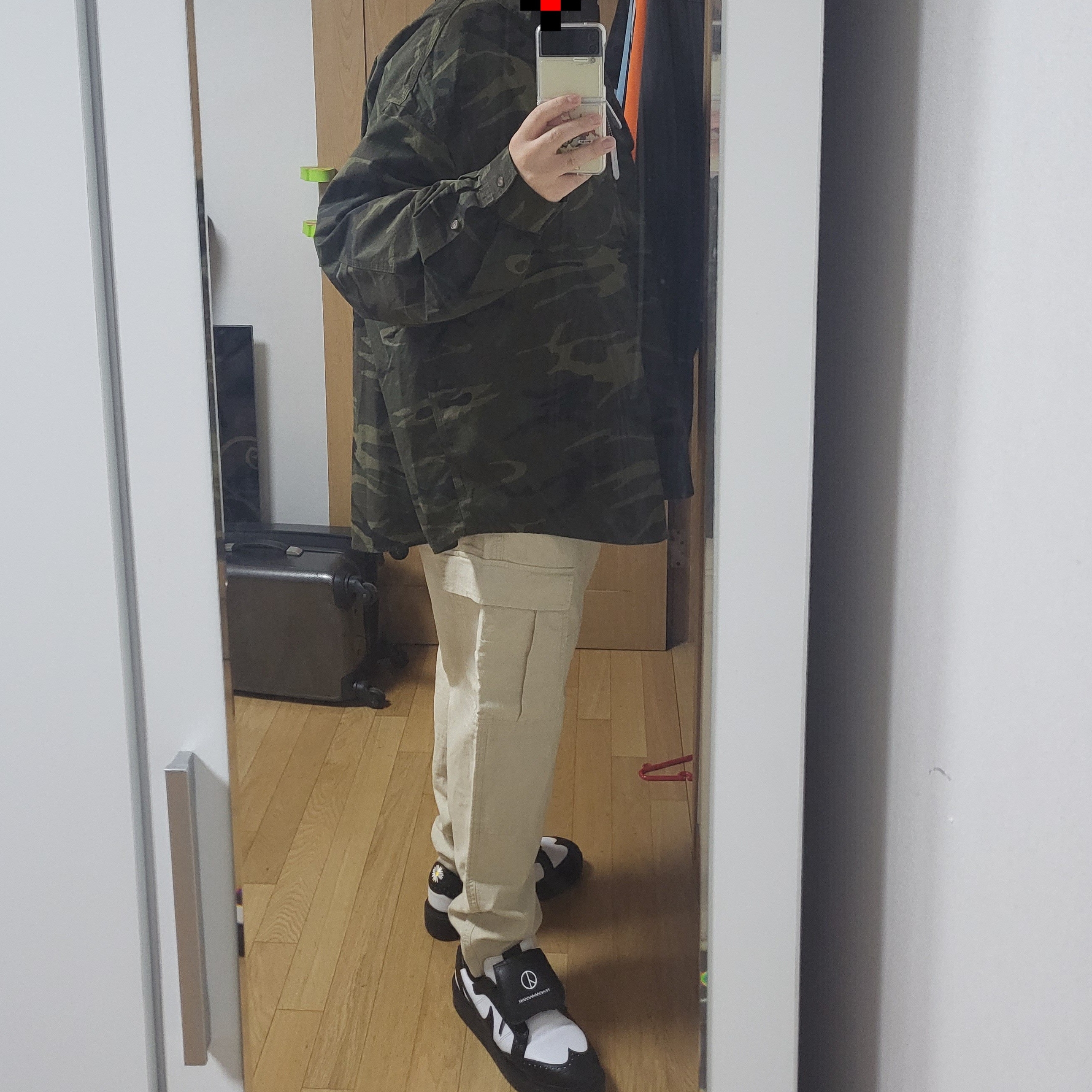 Undermycar Niop Camouflage Over Fit Shirt Iguana - 23SS, Nike x Peaceminusone Kwondo1 Black and White 착용 스타일