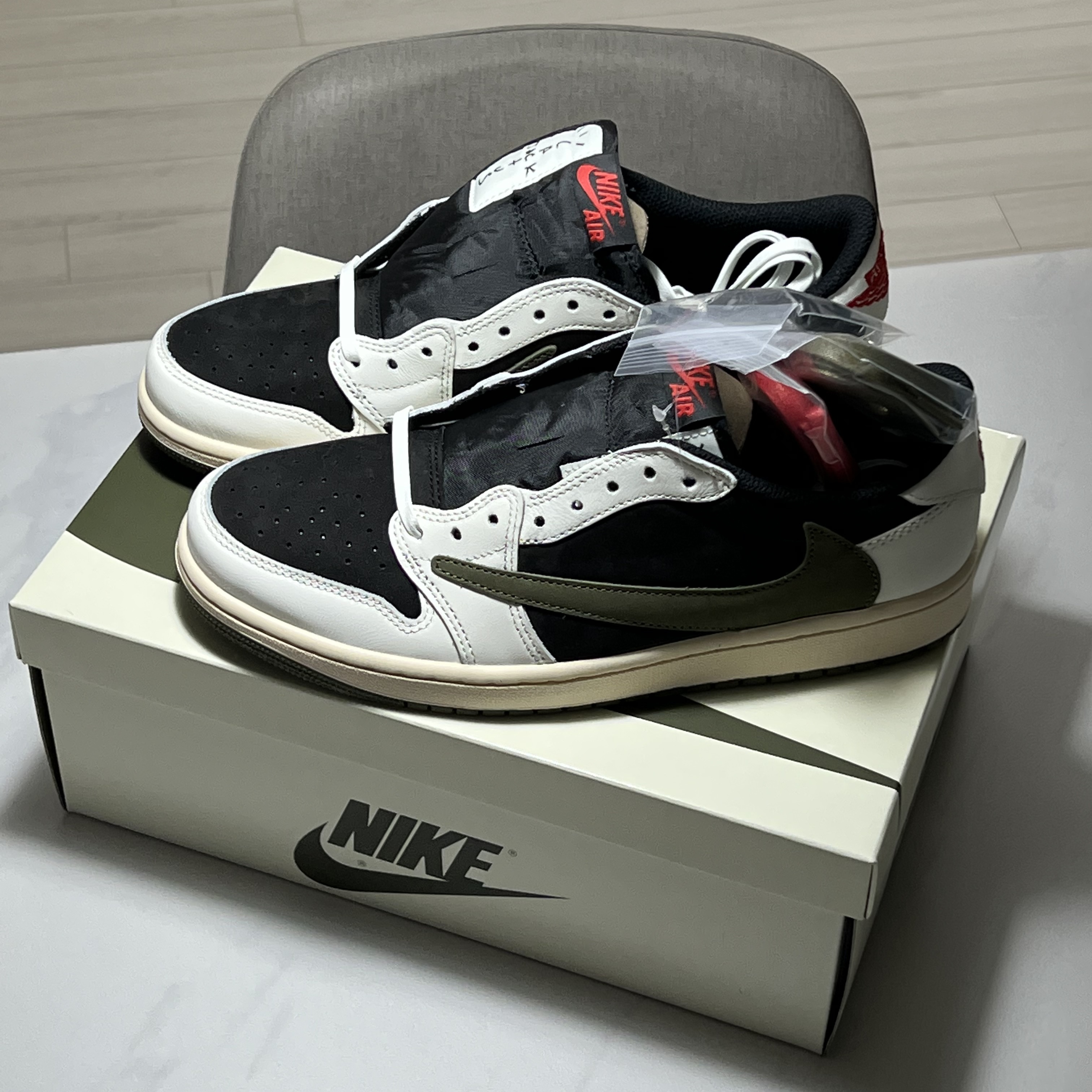 (W) Jordan 1 x Travis Scott Retro Low OG SP Medium Olive 착용 스타일 - 2
