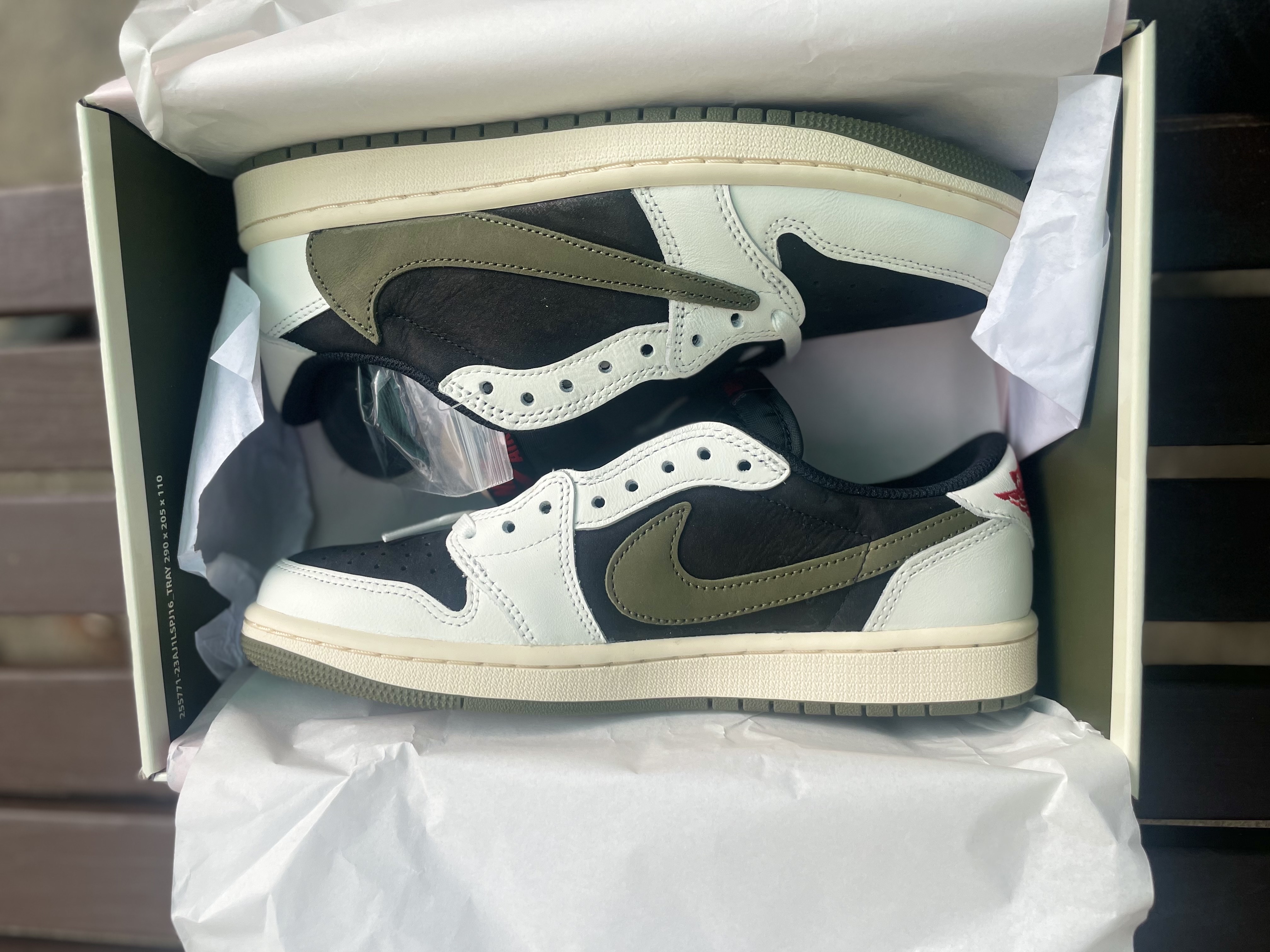 (W) Jordan 1 x Travis Scott Retro Low OG SP Medium Olive 착용 스타일 - 3
