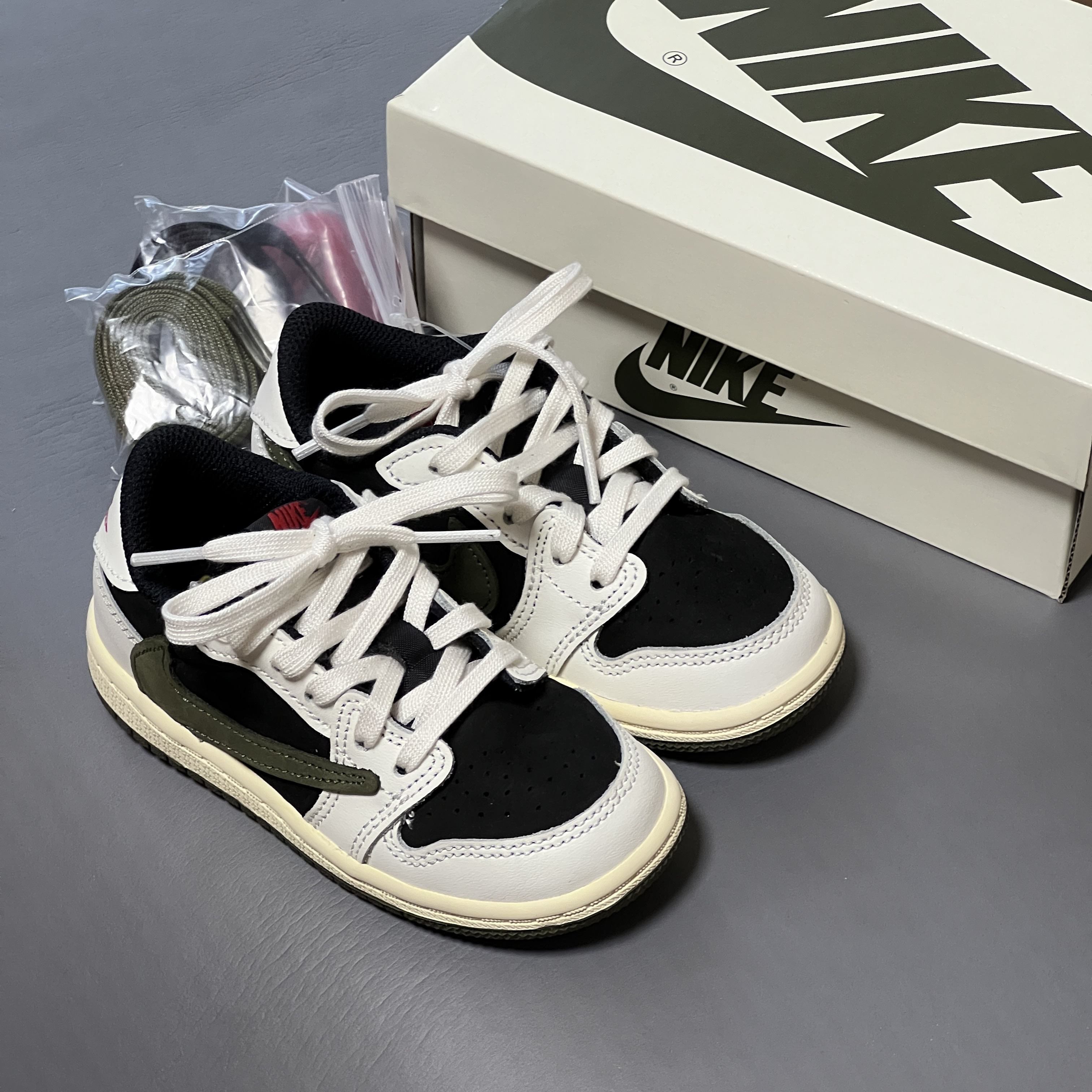 (TD) Jordan 1 x Travis Scott Retro Low OG SP Medium Olive 착용 스타일 - 1