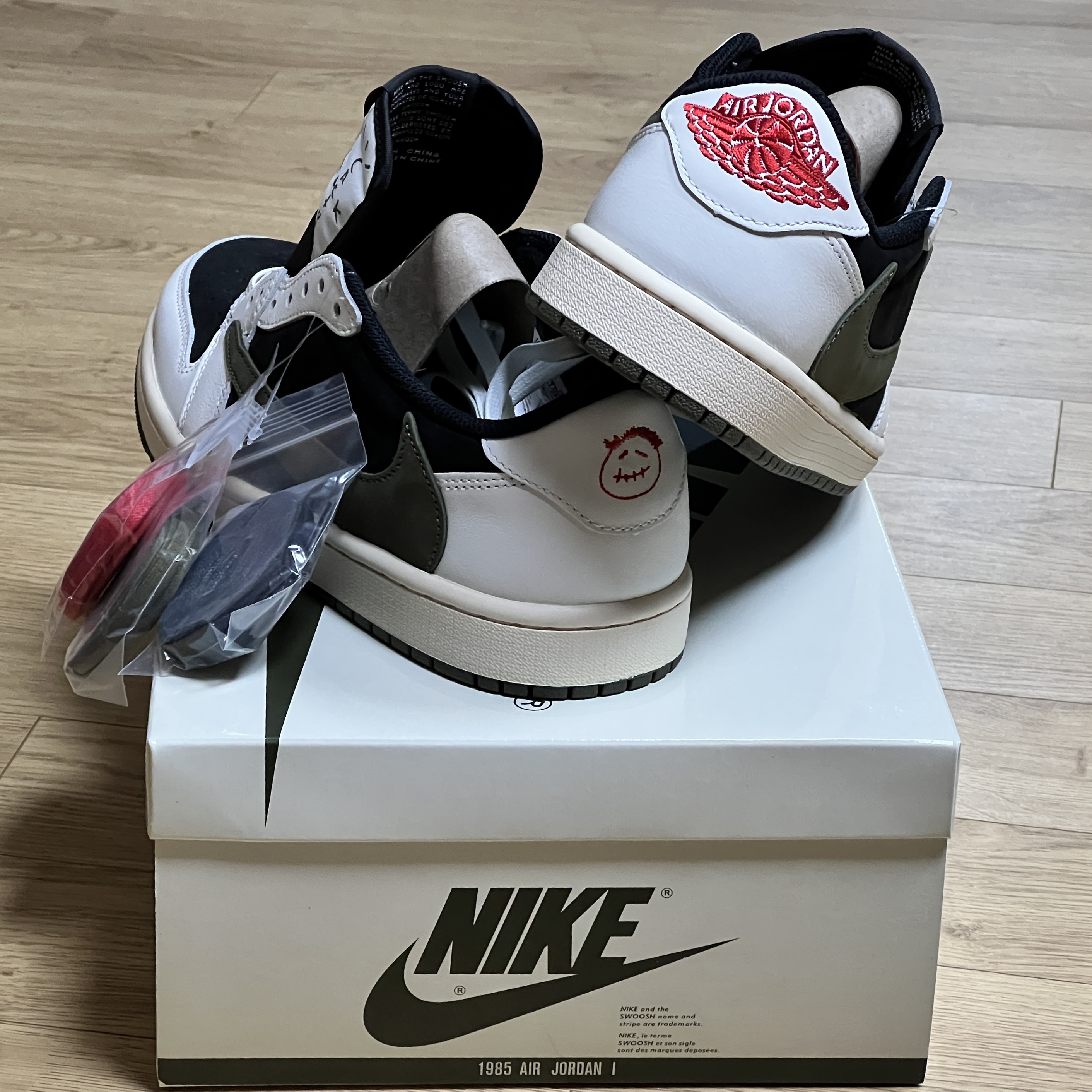 (W) Jordan 1 x Travis Scott Retro Low OG SP Medium Olive 착용 스타일 - 2