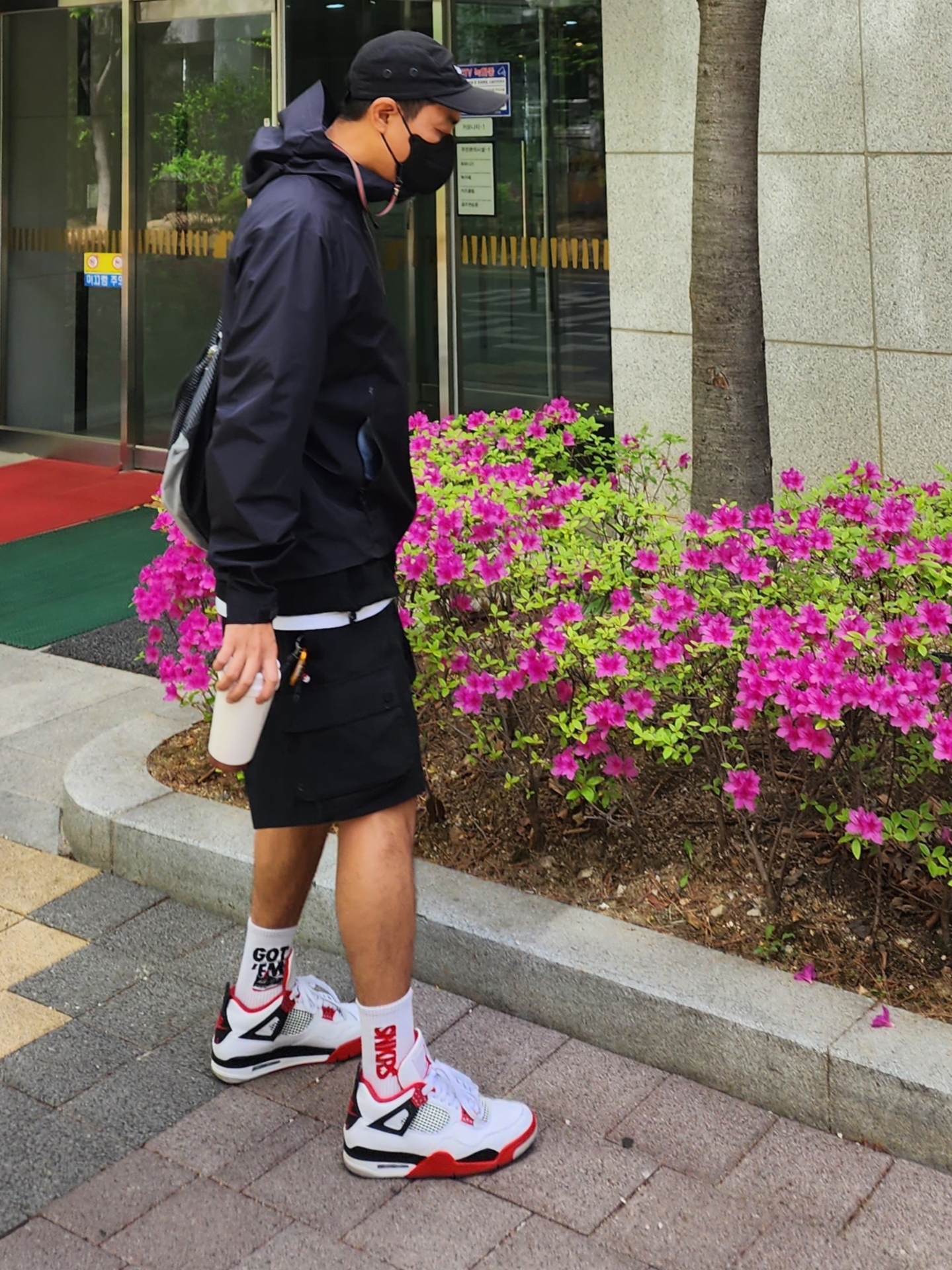 Jordan 4 Retro OG Fire Red 2020, Arc'teryx Beta LT Jacket Black 착용 스타일 - 2