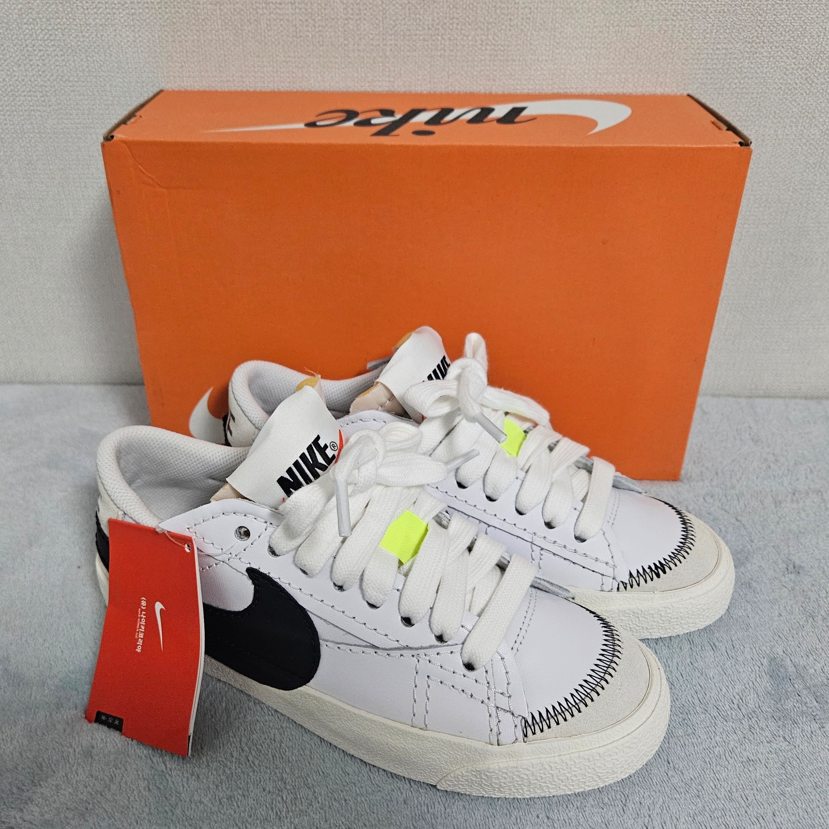 (W) Nike Blazer Low '77 Jumbo White Black Sail, (W) Nike Dunk Low Disrupt 2 White and University Blue 착용 스타일 - 3