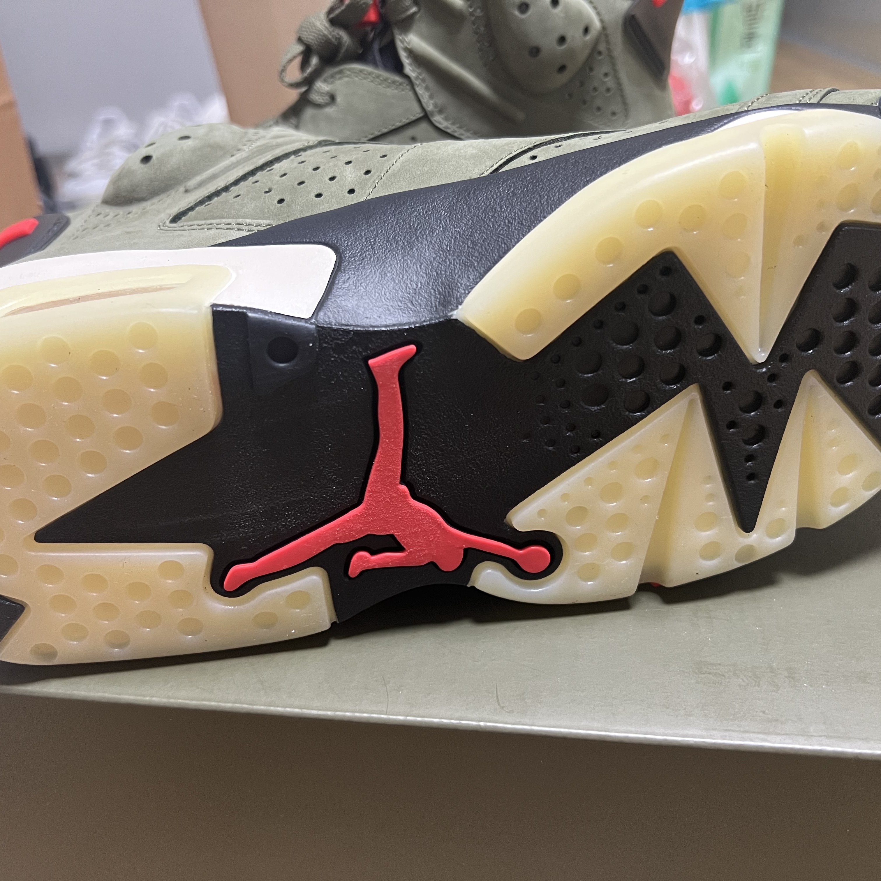 Jordan 6 x Travis Scott Retro Olive 착용 스타일 - 5