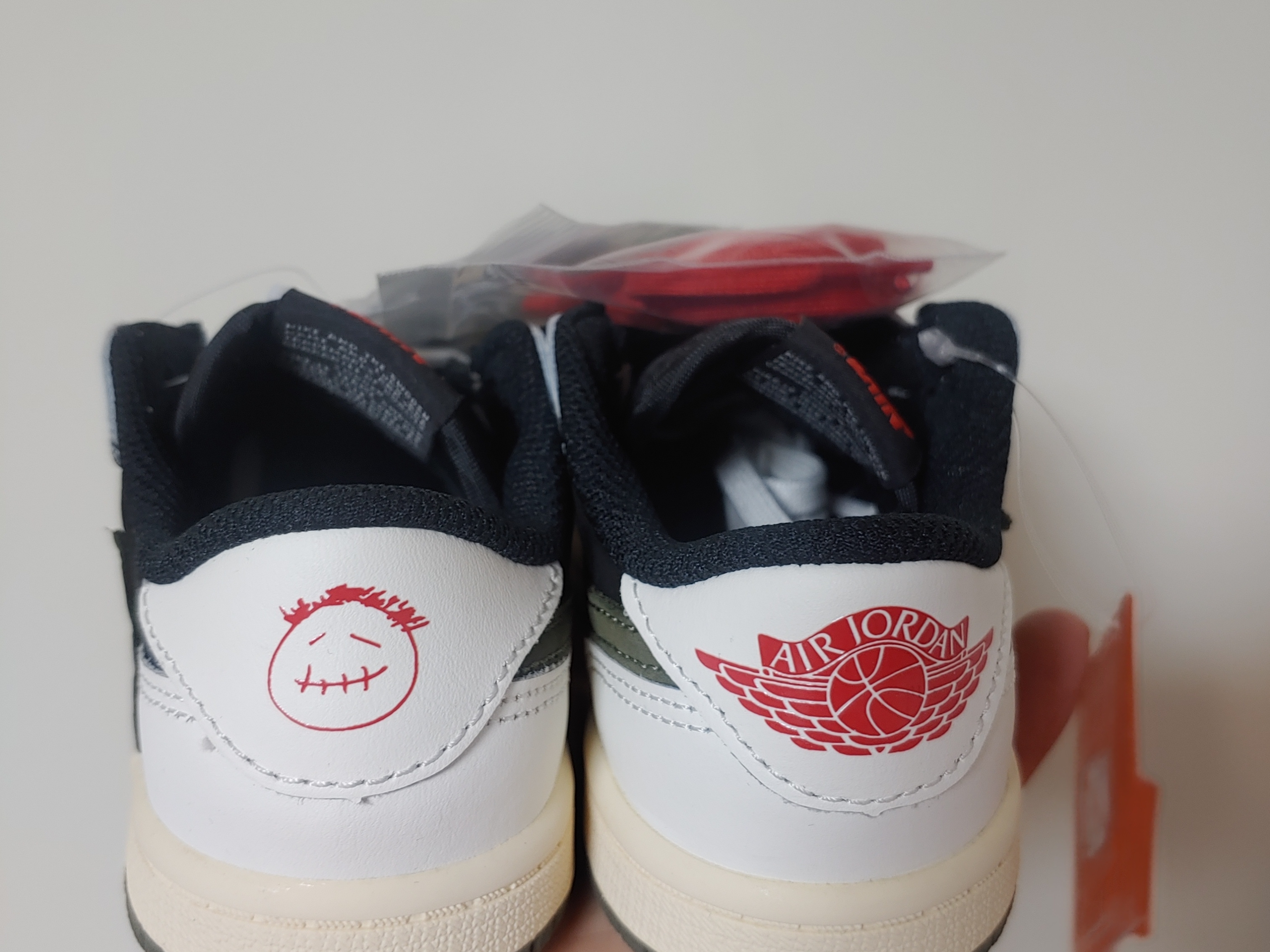 (TD) Jordan 1 x Travis Scott Retro Low OG SP Medium Olive 착용 스타일 - 4