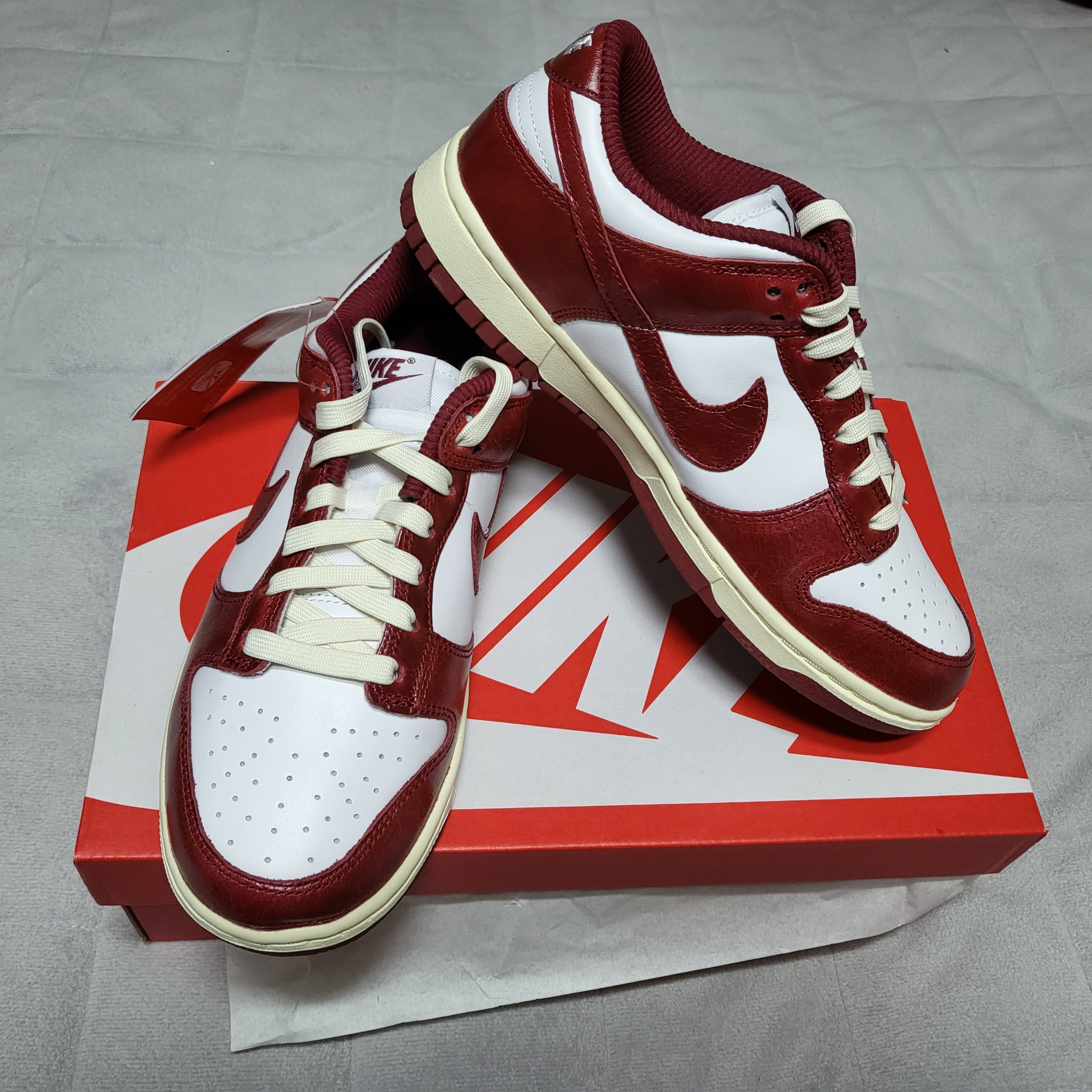 (W) Nike Dunk Low Retro PRM Team Red and White 착용 스타일