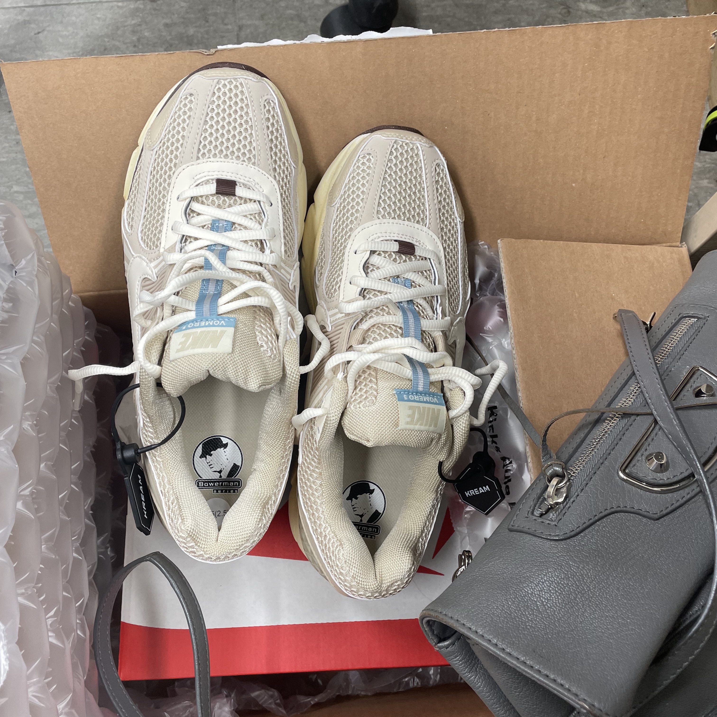 (W) Nike Zoom Vomero 5 Oatmeal 착용 스타일 - 1