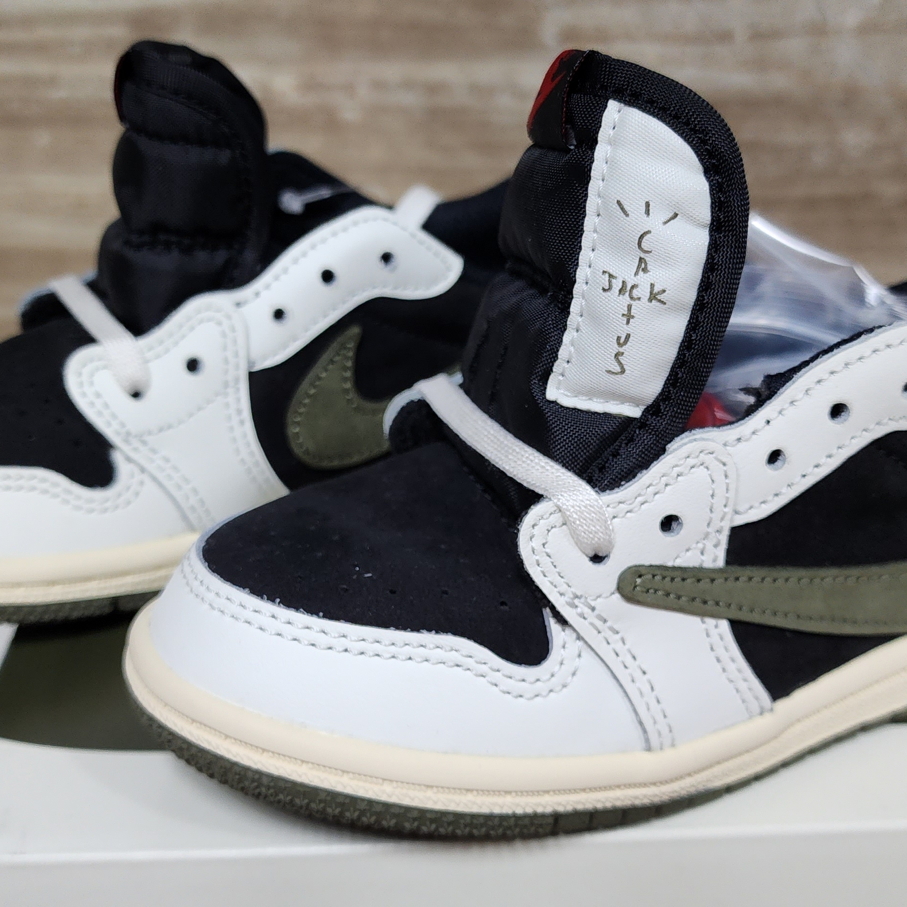 (TD) Jordan 1 x Travis Scott Retro Low OG SP Medium Olive 착용 스타일 - 2