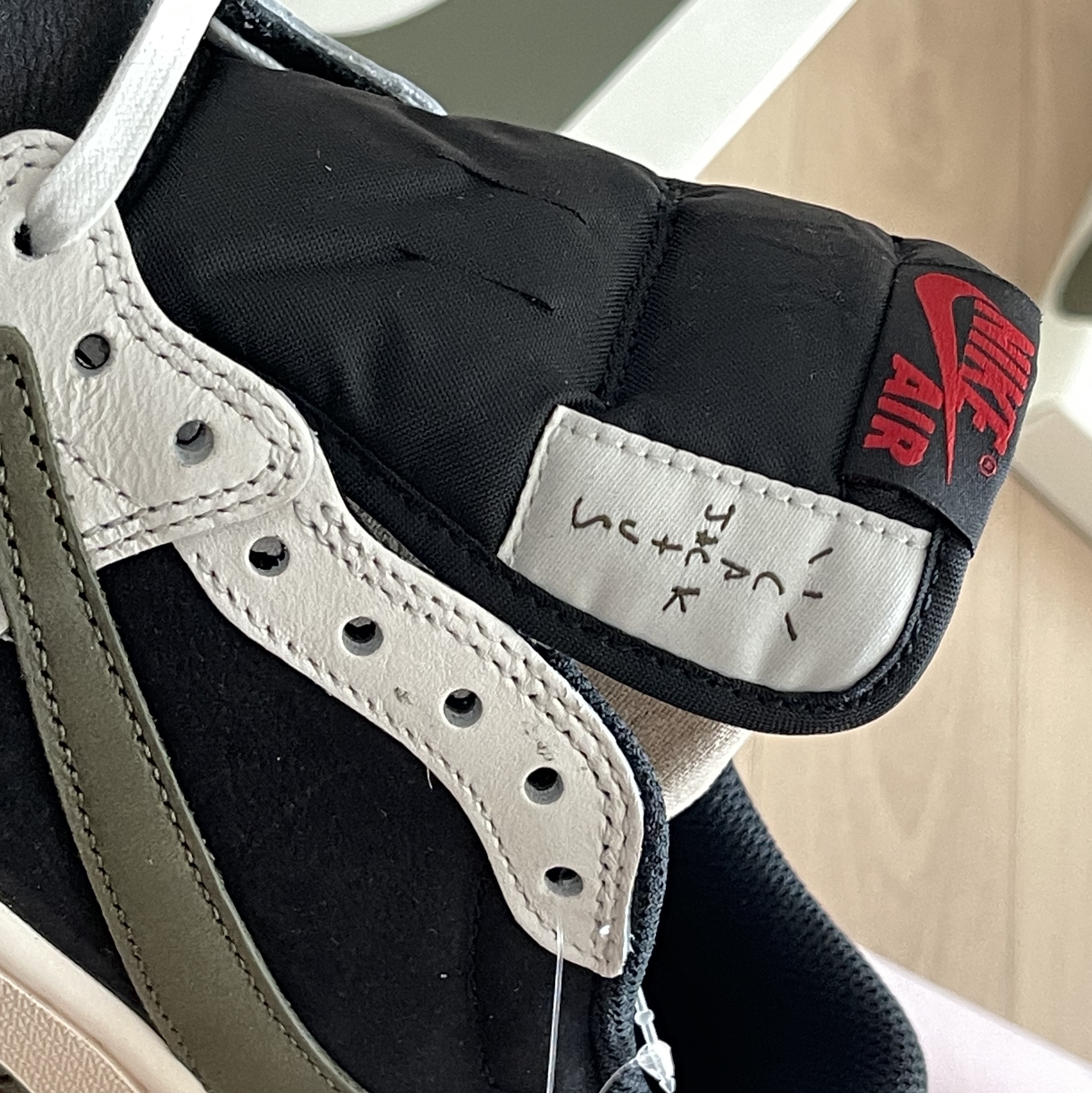 (W) Jordan 1 x Travis Scott Retro Low OG SP Medium Olive 착용 스타일 - 3