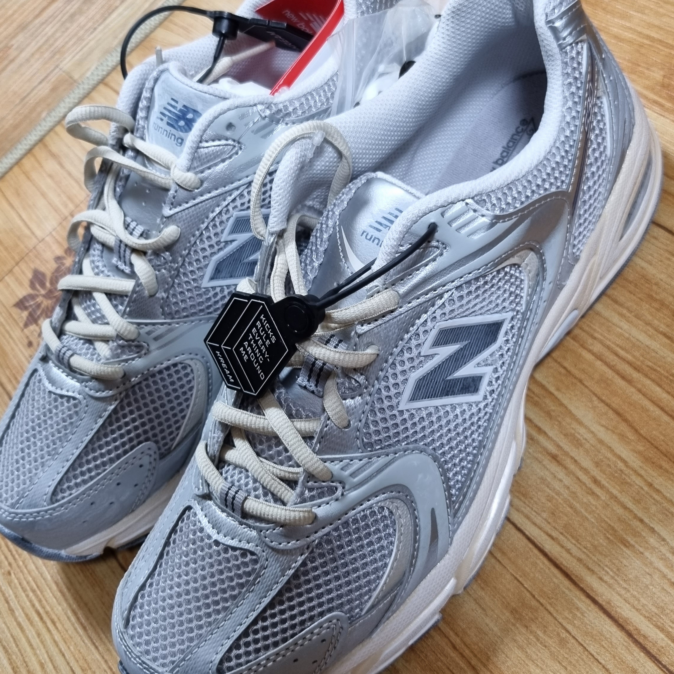 New Balance 530 Vintage Metallic Silver 착용 스타일