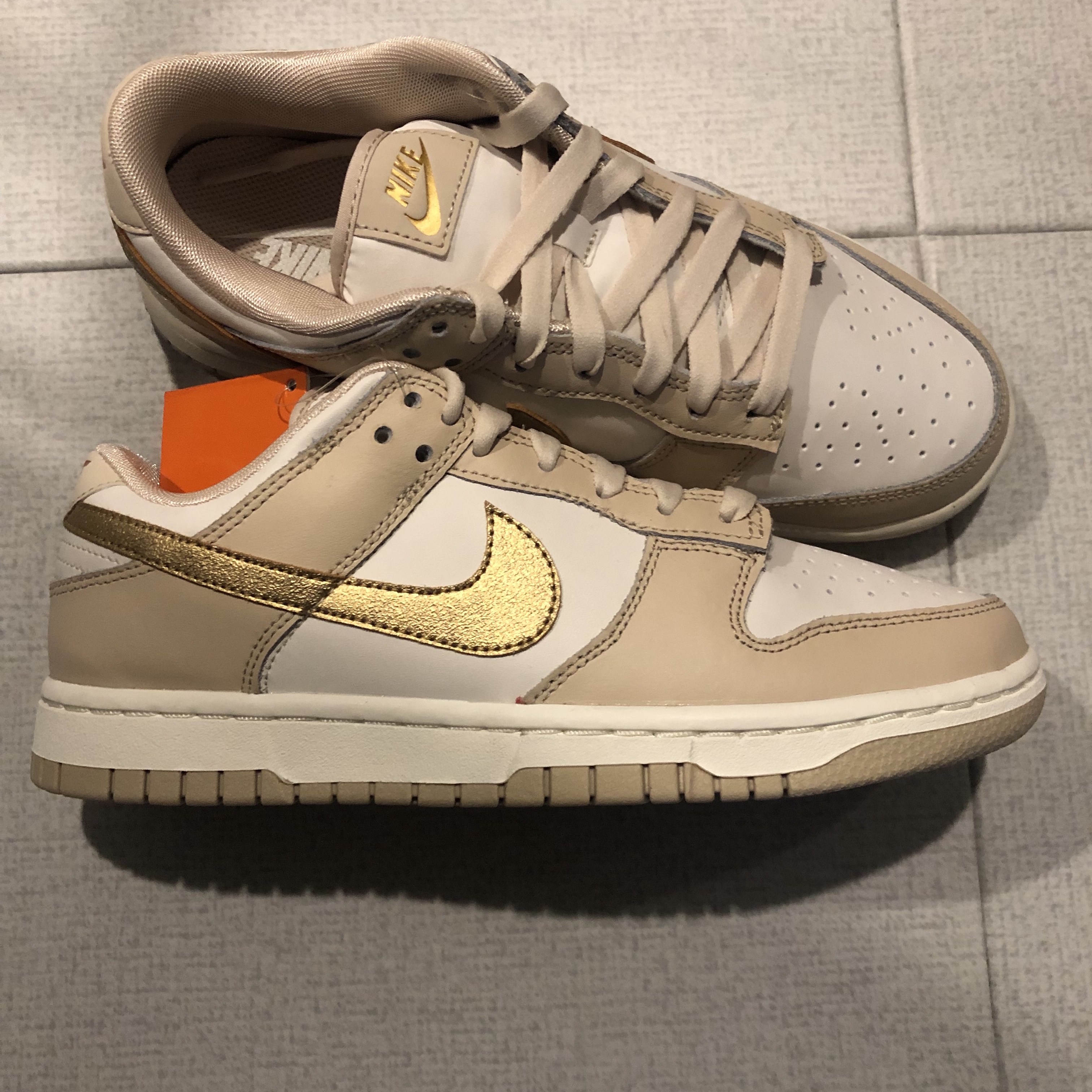 (W) Nike Dunk Low Sanddrift Metallic Gold 착용 스타일