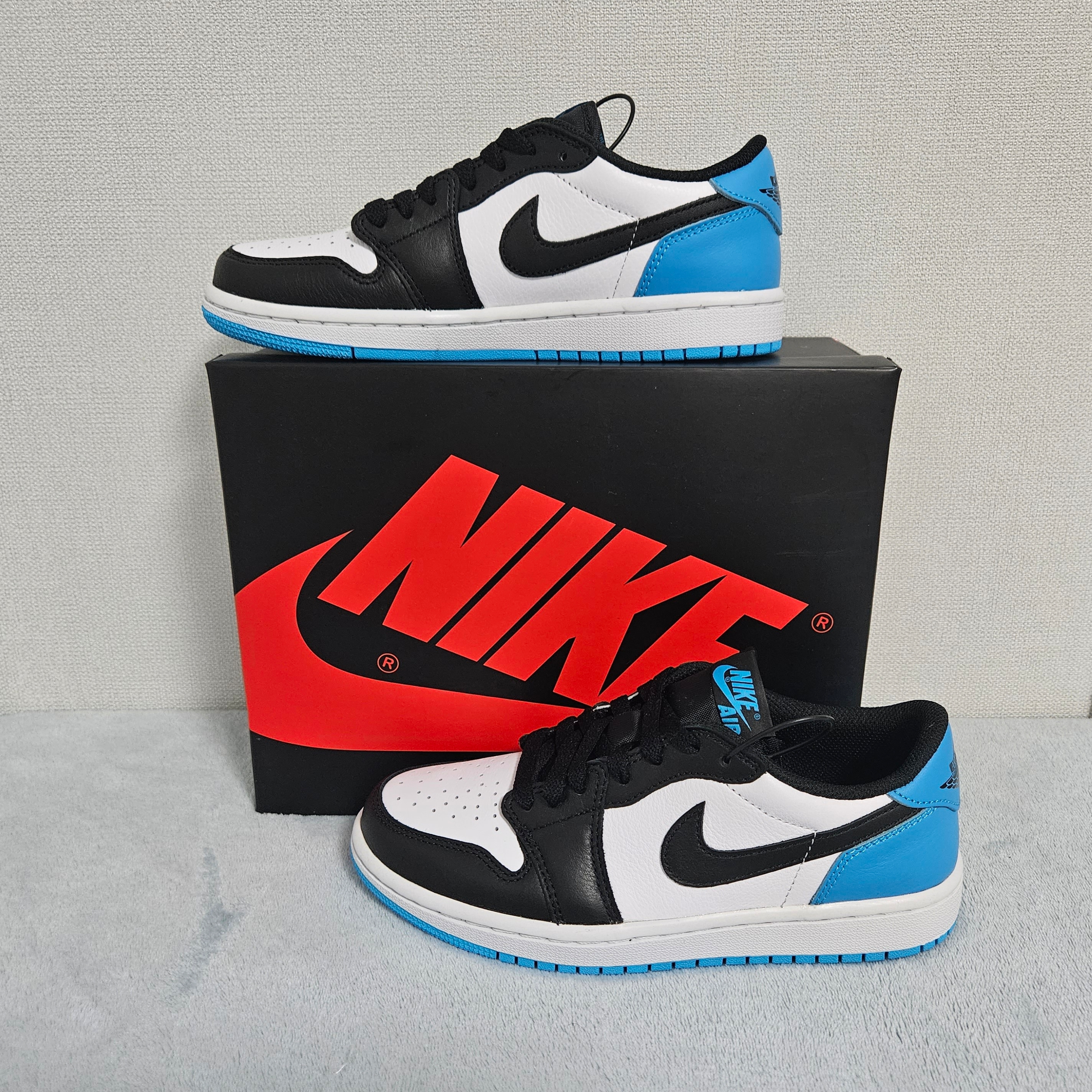 (W) Jordan 1 Retro Low OG Black and Dark Powder Blue 착용 스타일 - 1