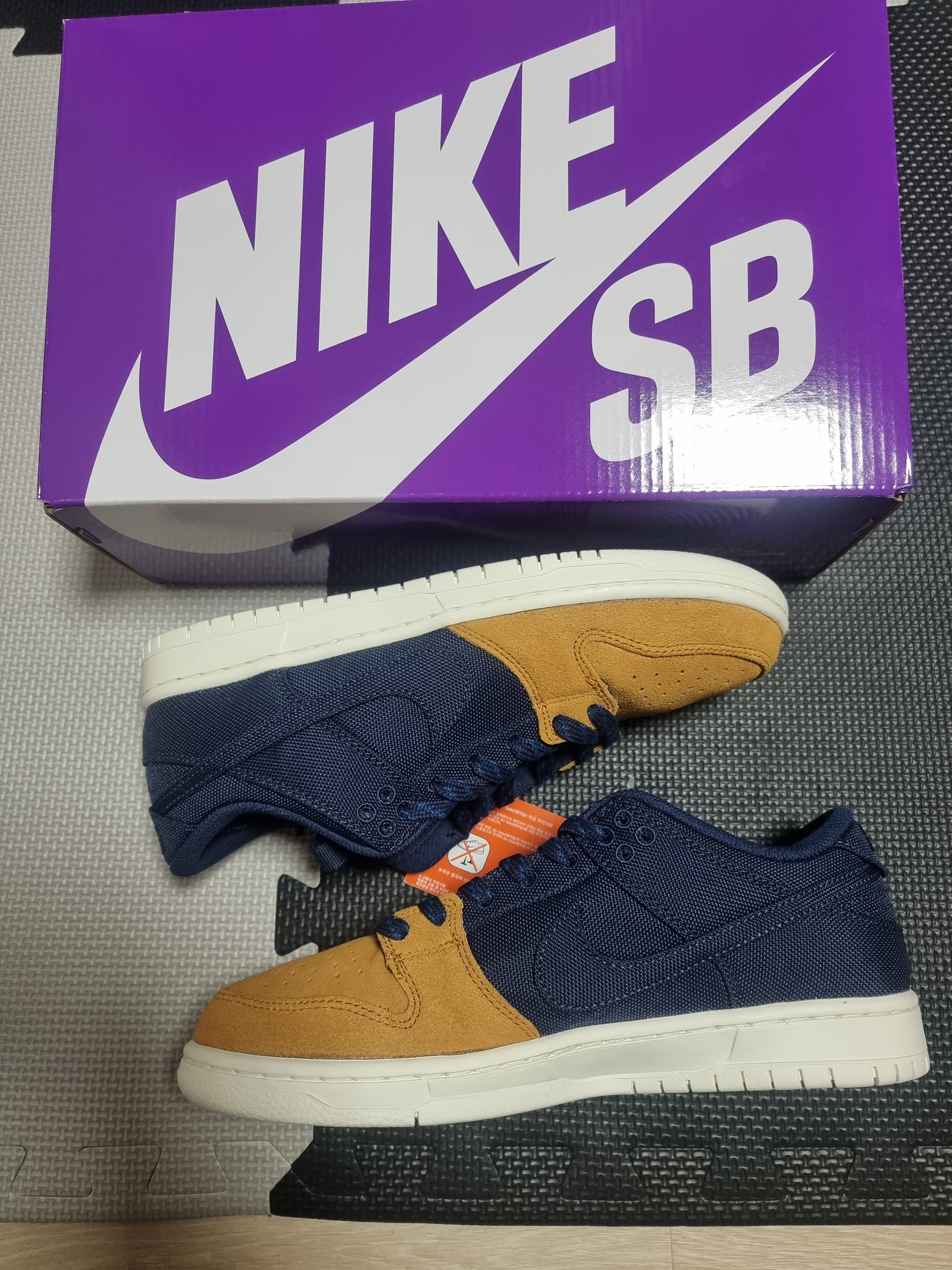 Nike SB Dunk Low Pro Premium Desert Ochre and Midnight Navy 착용 스타일 - 1