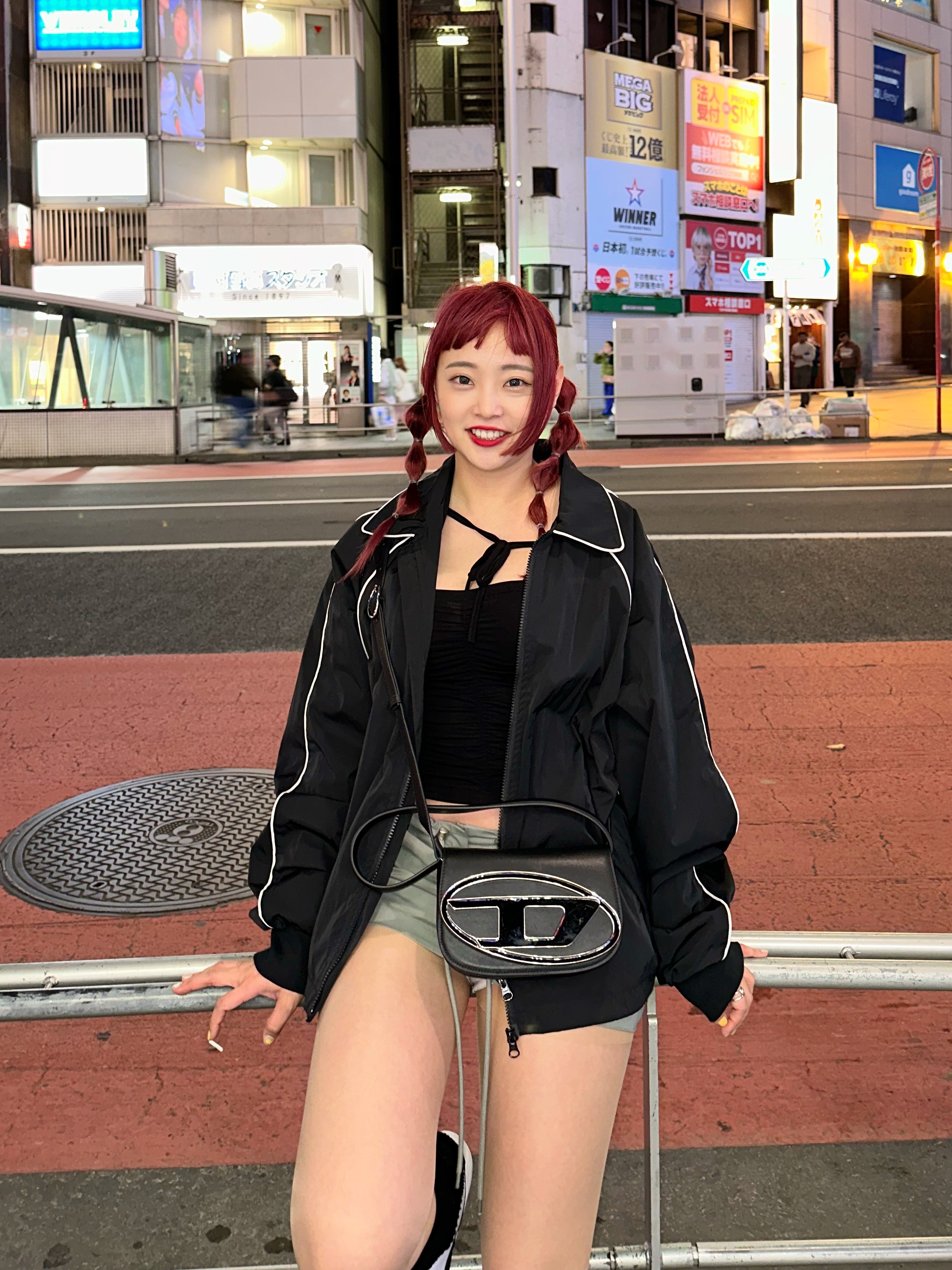 Nike x Comme des Garcons Homme Plus Air Max Sunder SP White Black, Diesel 1DR Shoulder Bag in Nappa Leather Black 착용 스타일 - 4