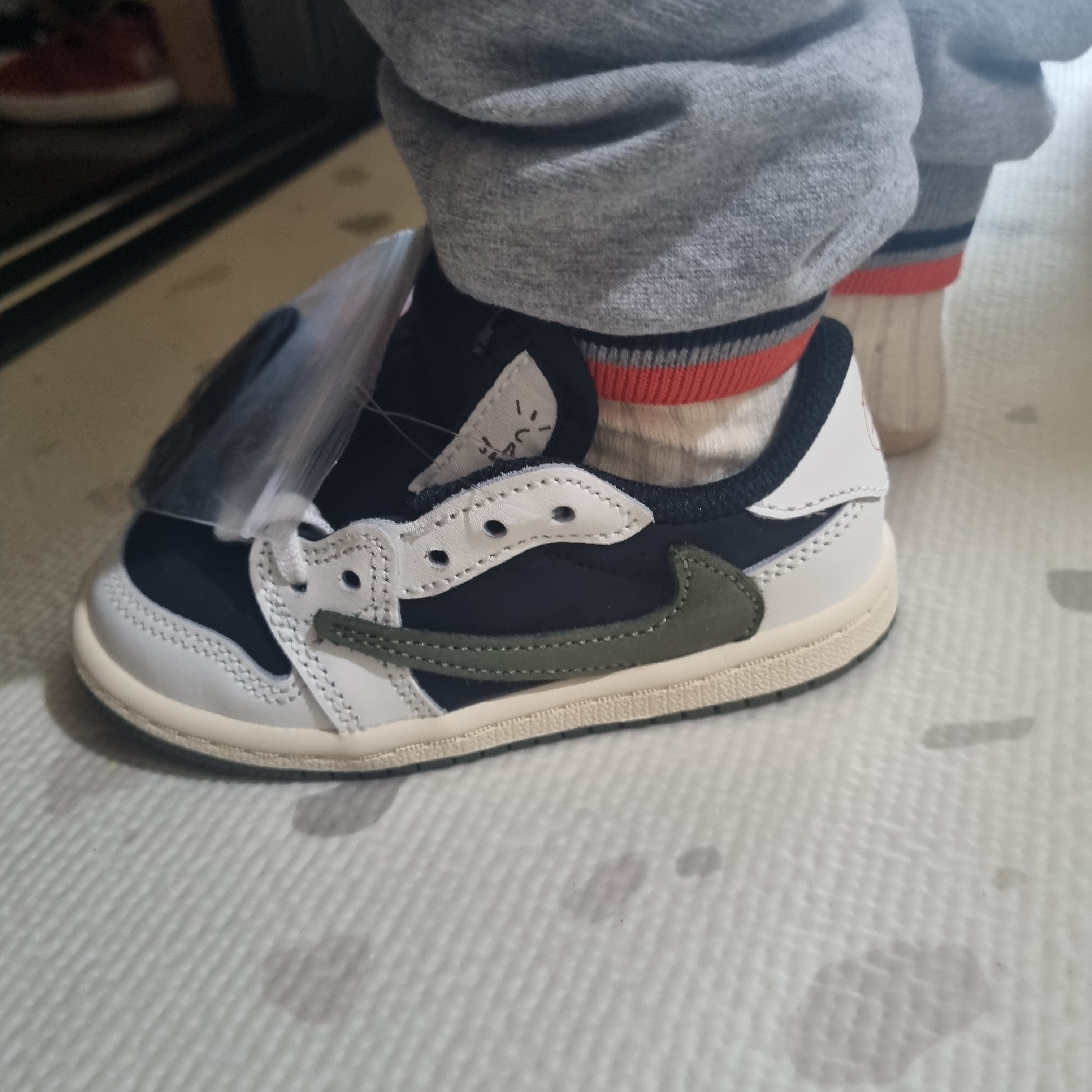 (TD) Jordan 1 x Travis Scott Retro Low OG SP Medium Olive 착용 스타일 - 1