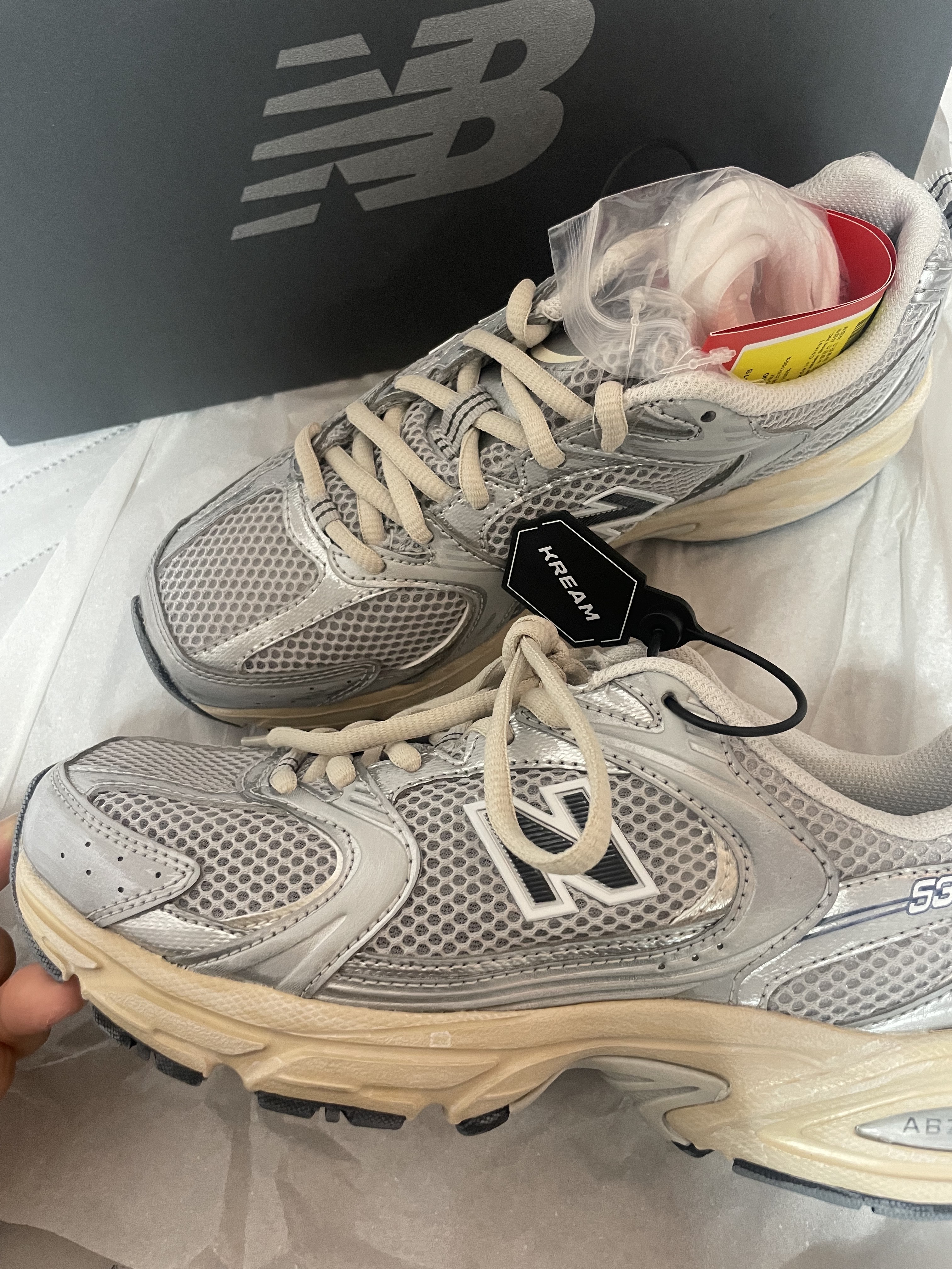 New Balance 530 Vintage Metallic Silver 착용 스타일