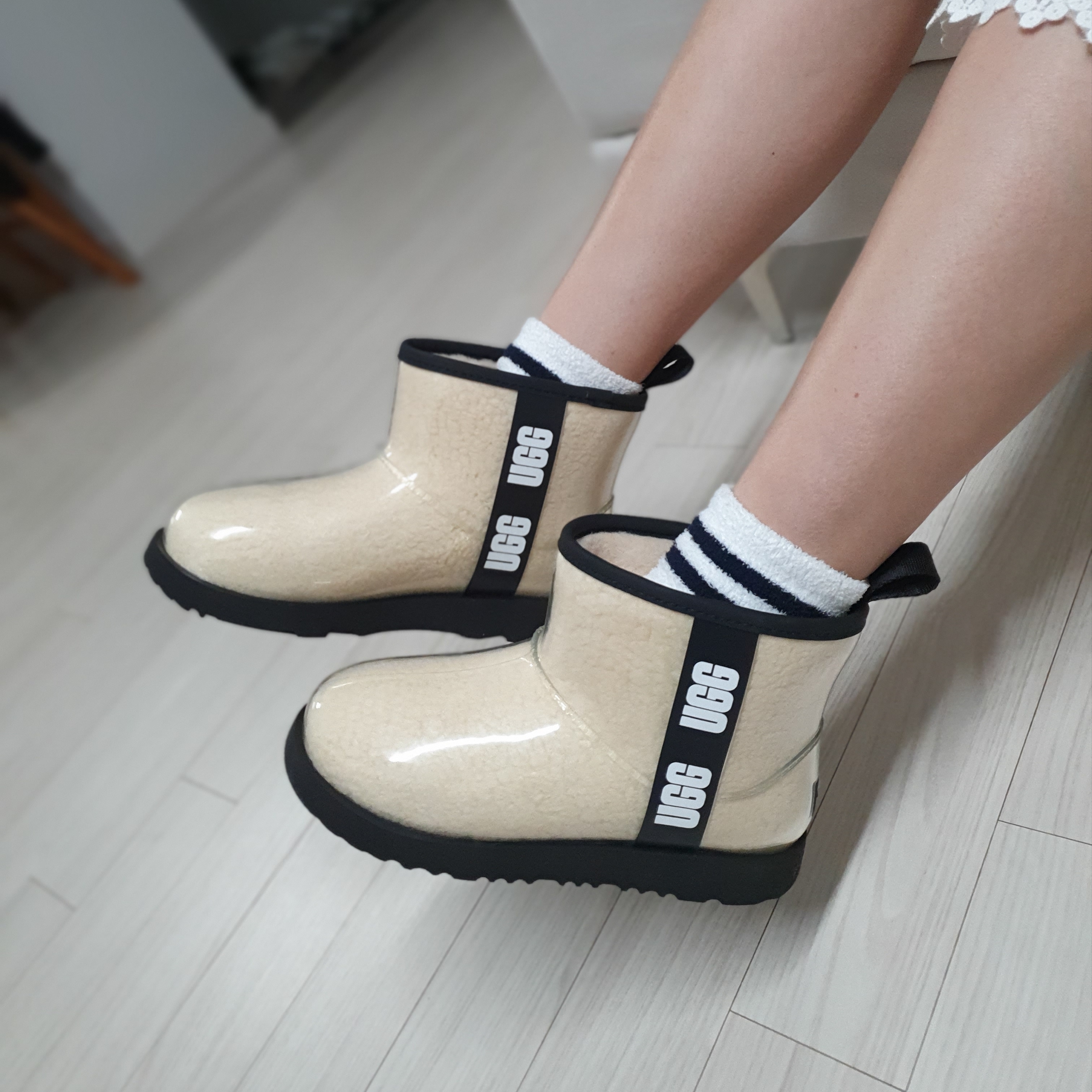 (Kids) UGG Classic Clear Mini II Natural Black 착용 스타일