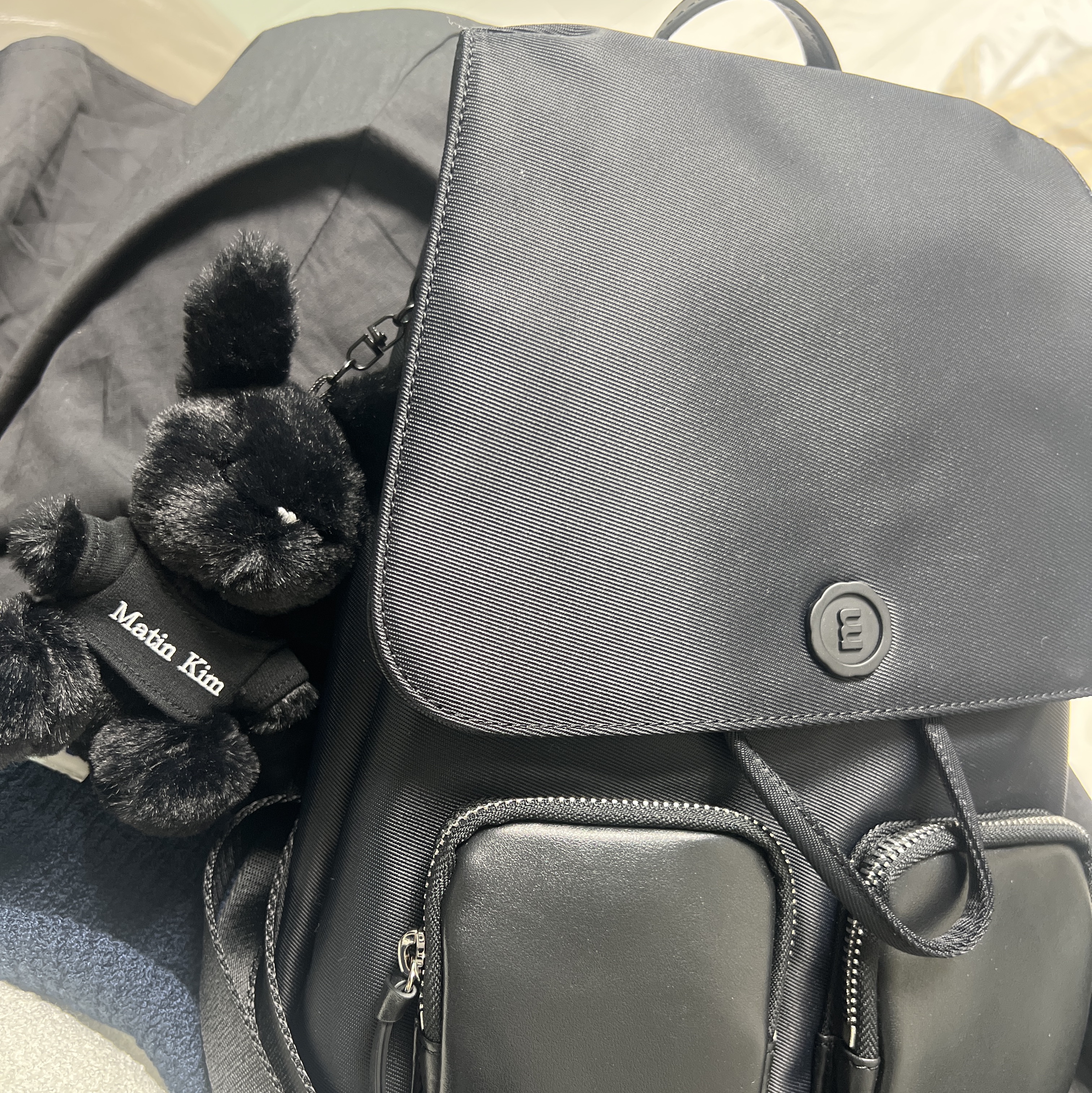 Minitmute Clo Backpack Black, Matin Kim Black Bunny Toy Keyring Black 착용 스타일 - 3