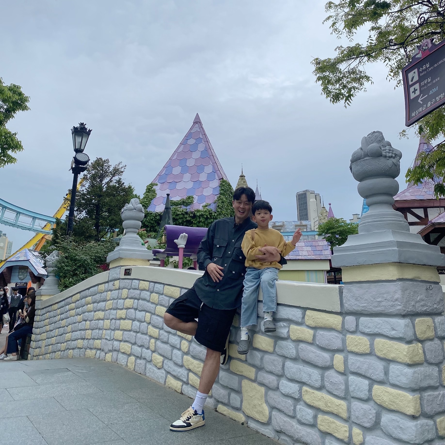 Nike ACG Dri-Fit UV Devastation Trail Shirt Dark Smoke Grey - Asia, Nike ACG Smith Summit Cargo Pants Black - Asia 착용 스타일
