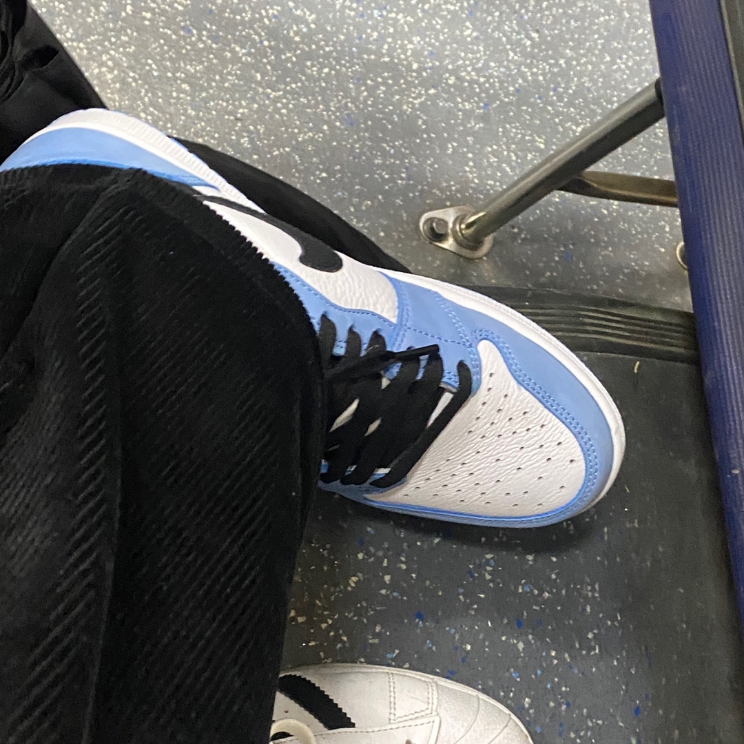 Jordan 1 Retro High OG University Blue 착용 스타일 - 2