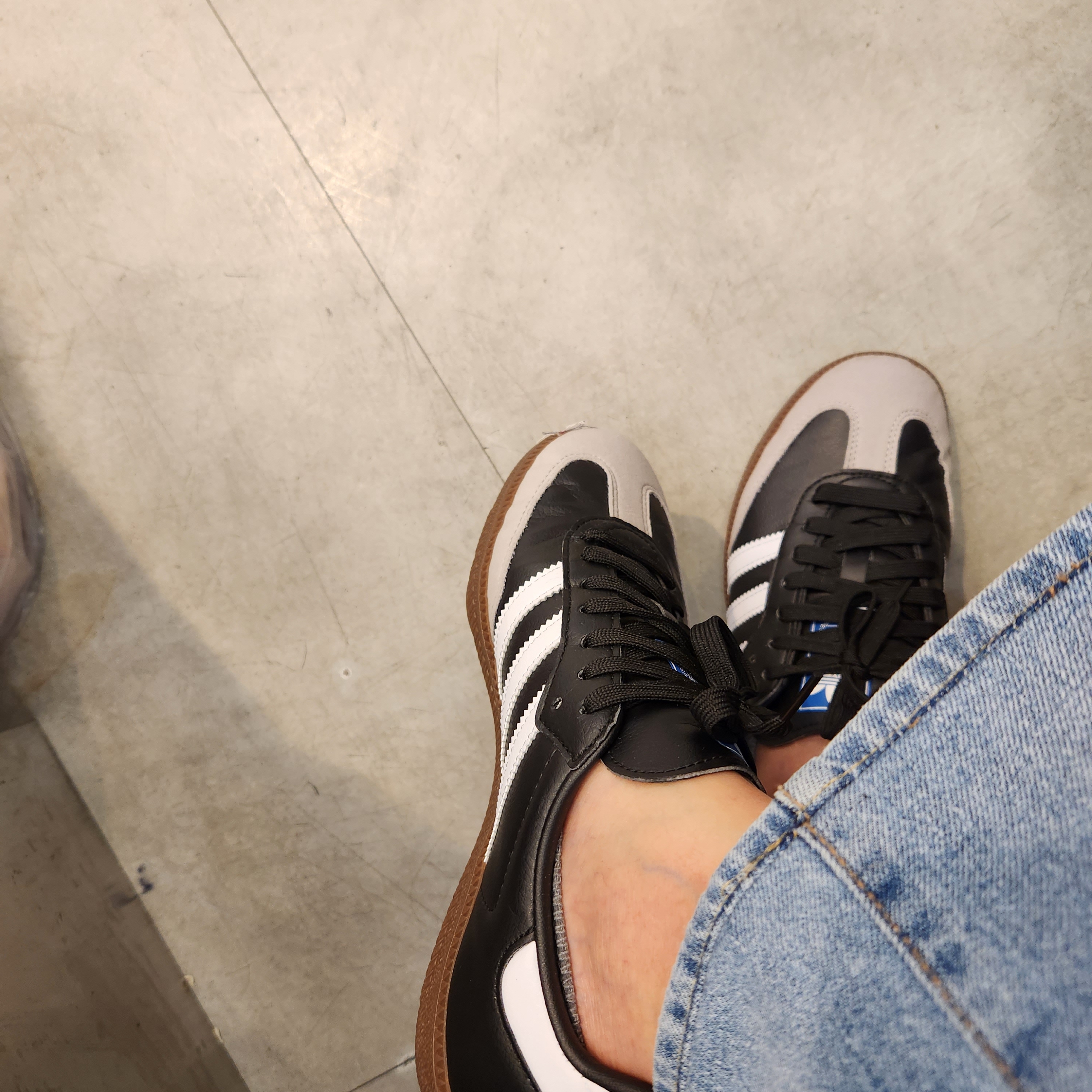 Adidas Samba Vegan Black White 착용 스타일 - 2