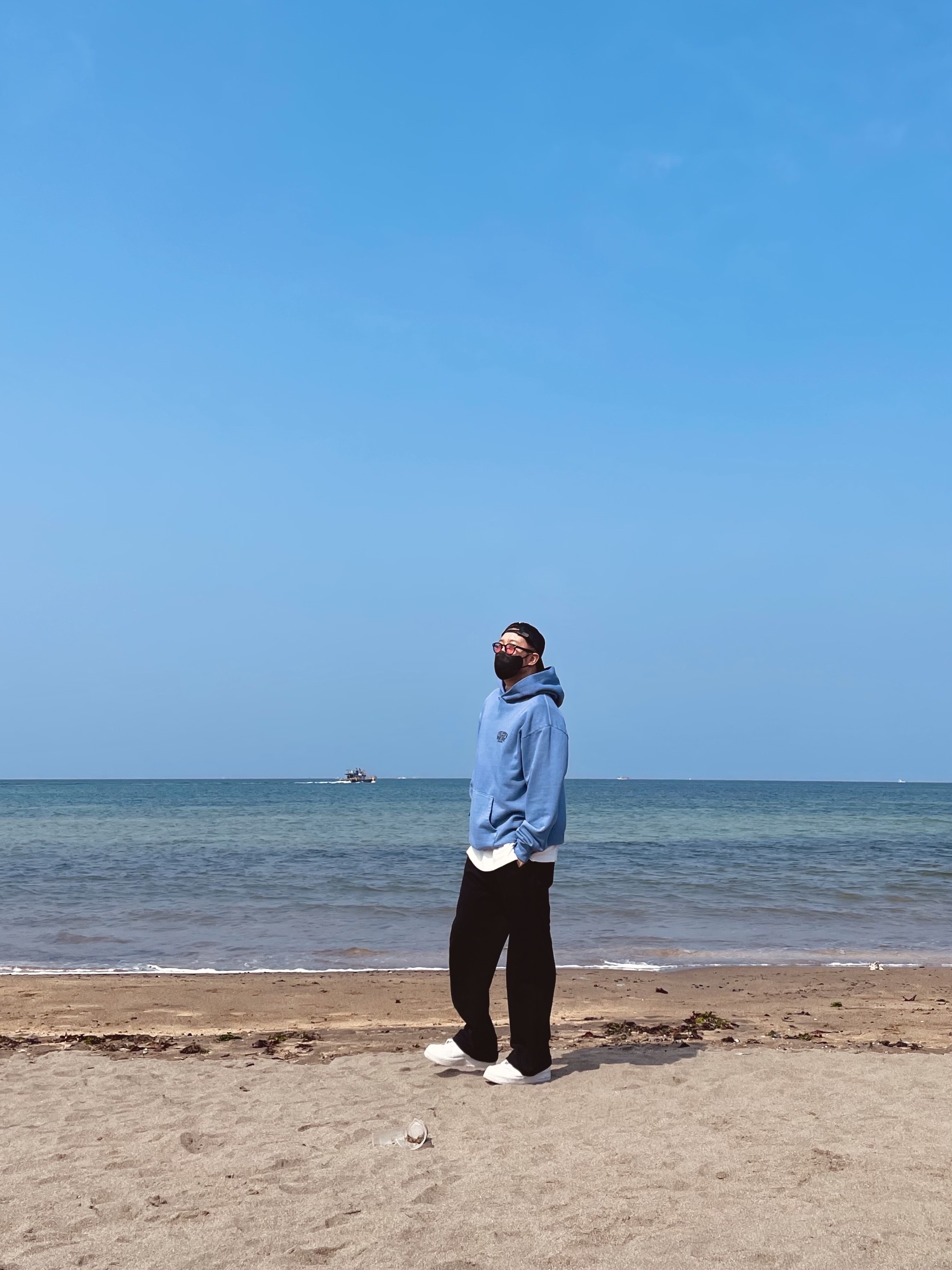 스투시 x 아워레가시 워크샵 서프맨 피그먼트 다이드 후드 블루, 나이키 x 슈프림 에어포스 1 로우 화이트 착용 스타일 - 3