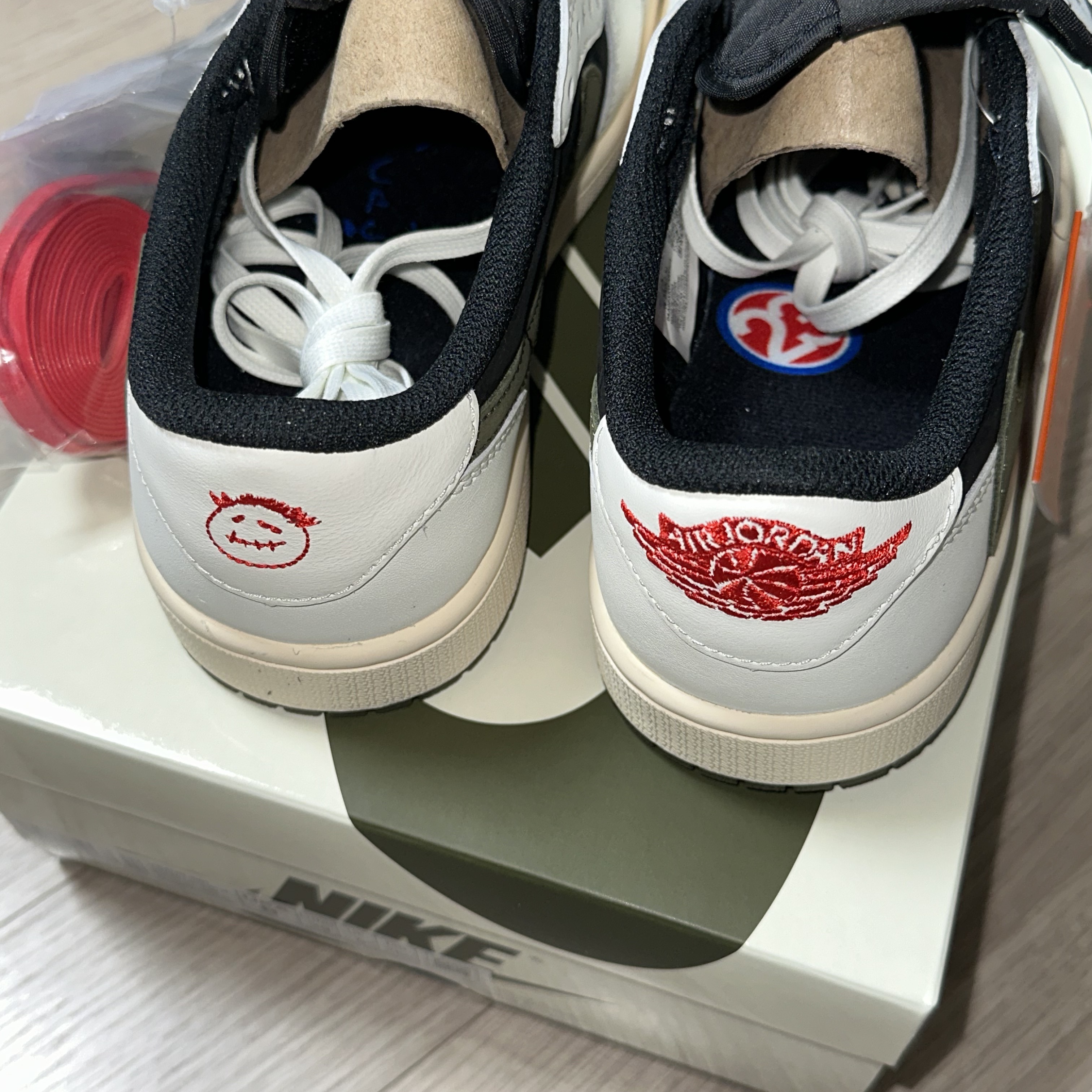 (W) Jordan 1 x Travis Scott Retro Low OG SP Medium Olive 착용 스타일 - 1
