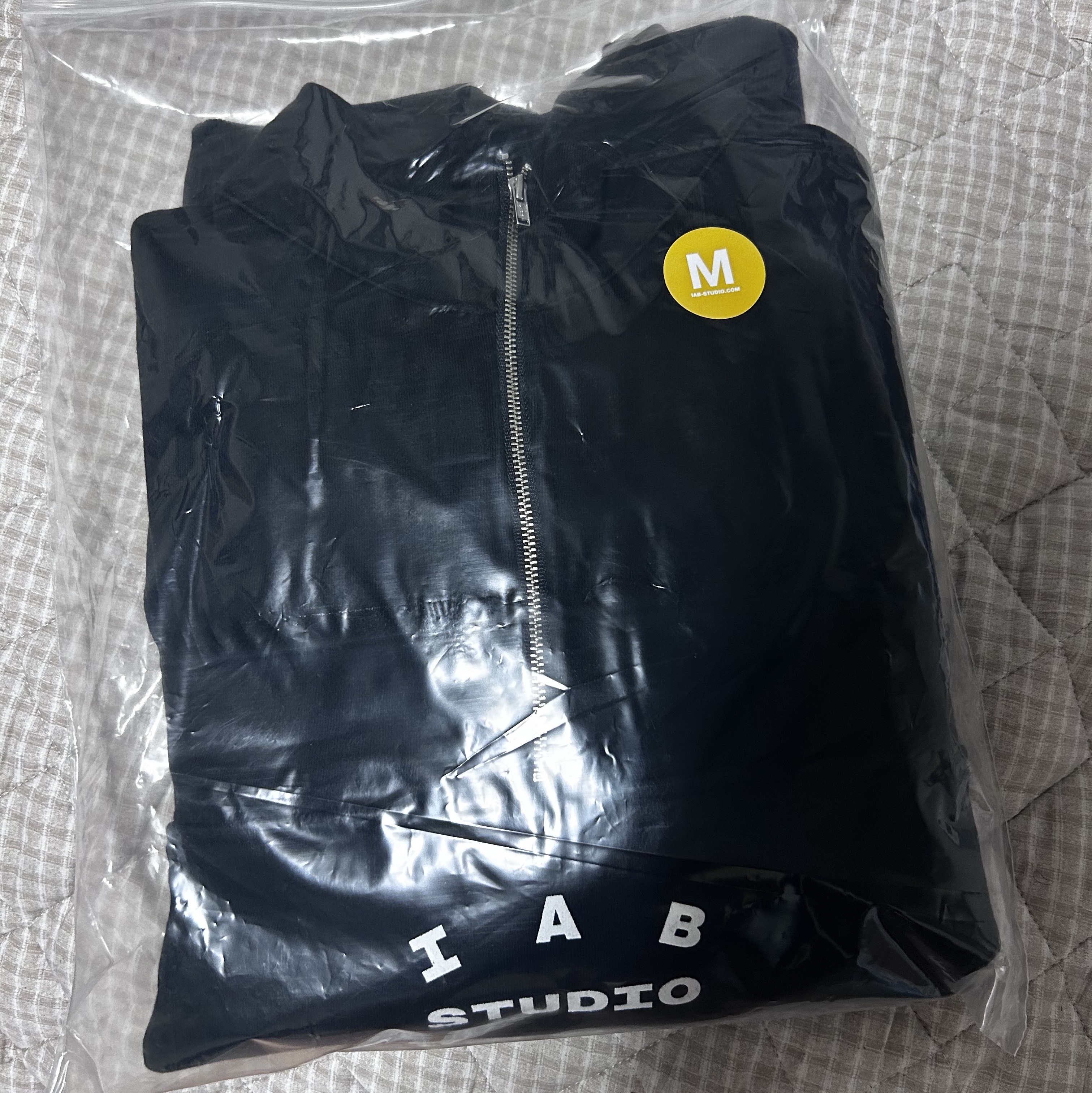 IAB Studio Half Zip-Up Black White 착용 스타일