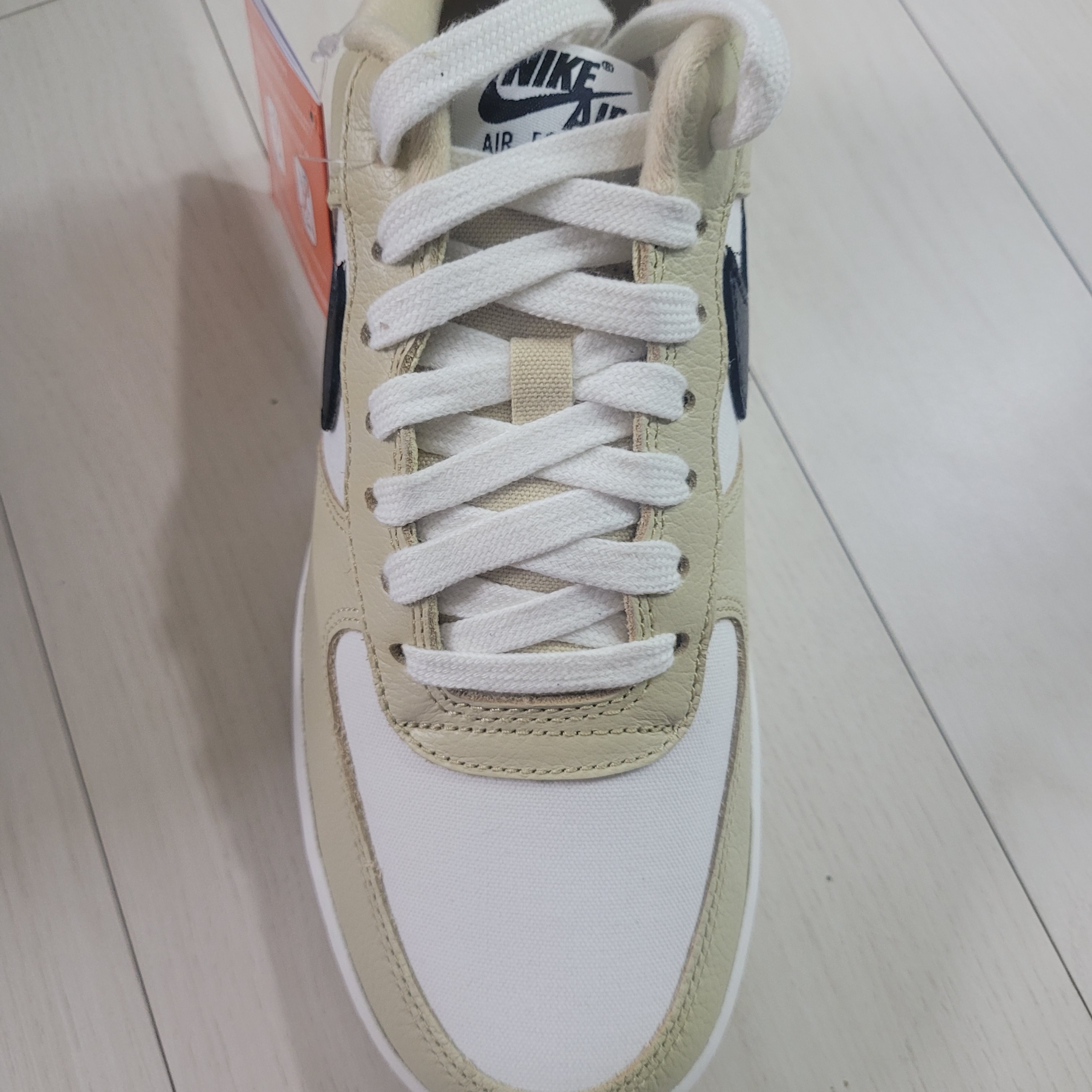 Nike Air Force 1 '07 LX Team Gold and Black 착용 스타일