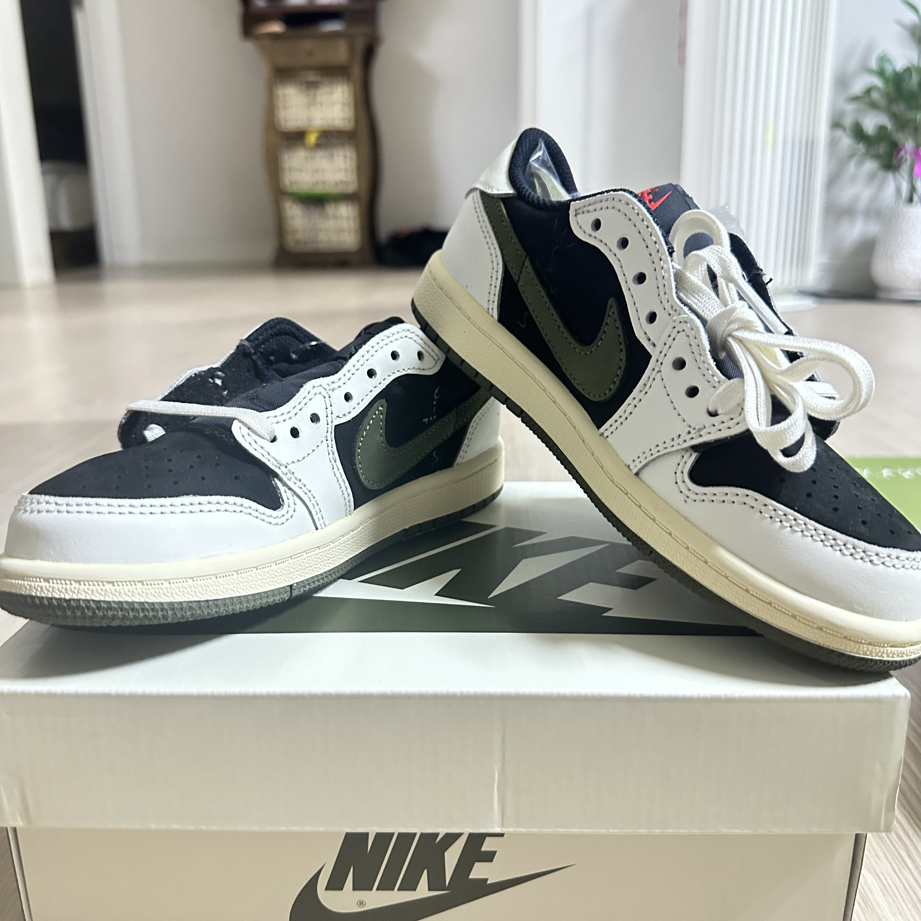 (PS) Jordan 1 x Travis Scott Retro Low OG SP Medium Olive 착용 스타일 - 1