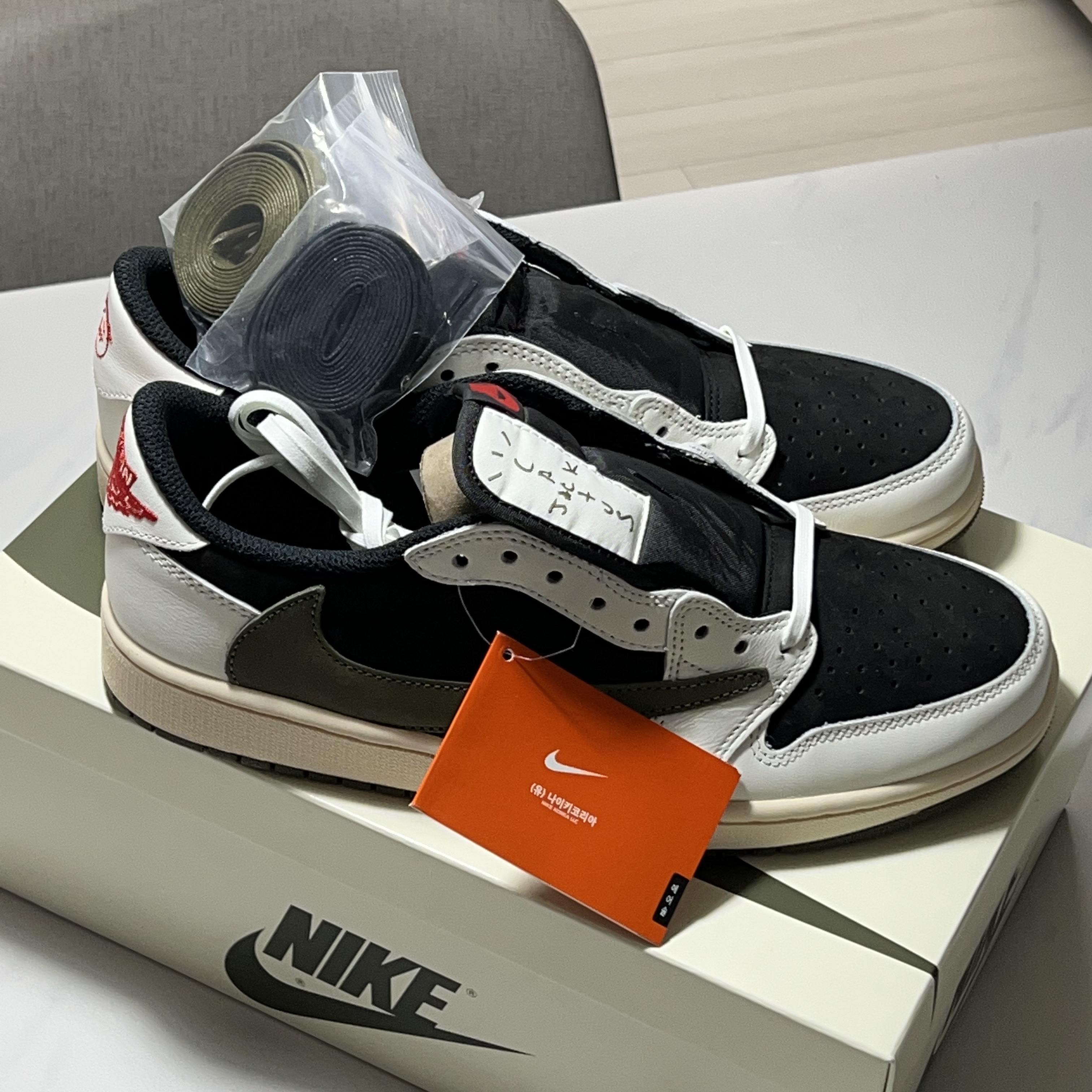(W) Jordan 1 x Travis Scott Retro Low OG SP Medium Olive 착용 스타일 - 4