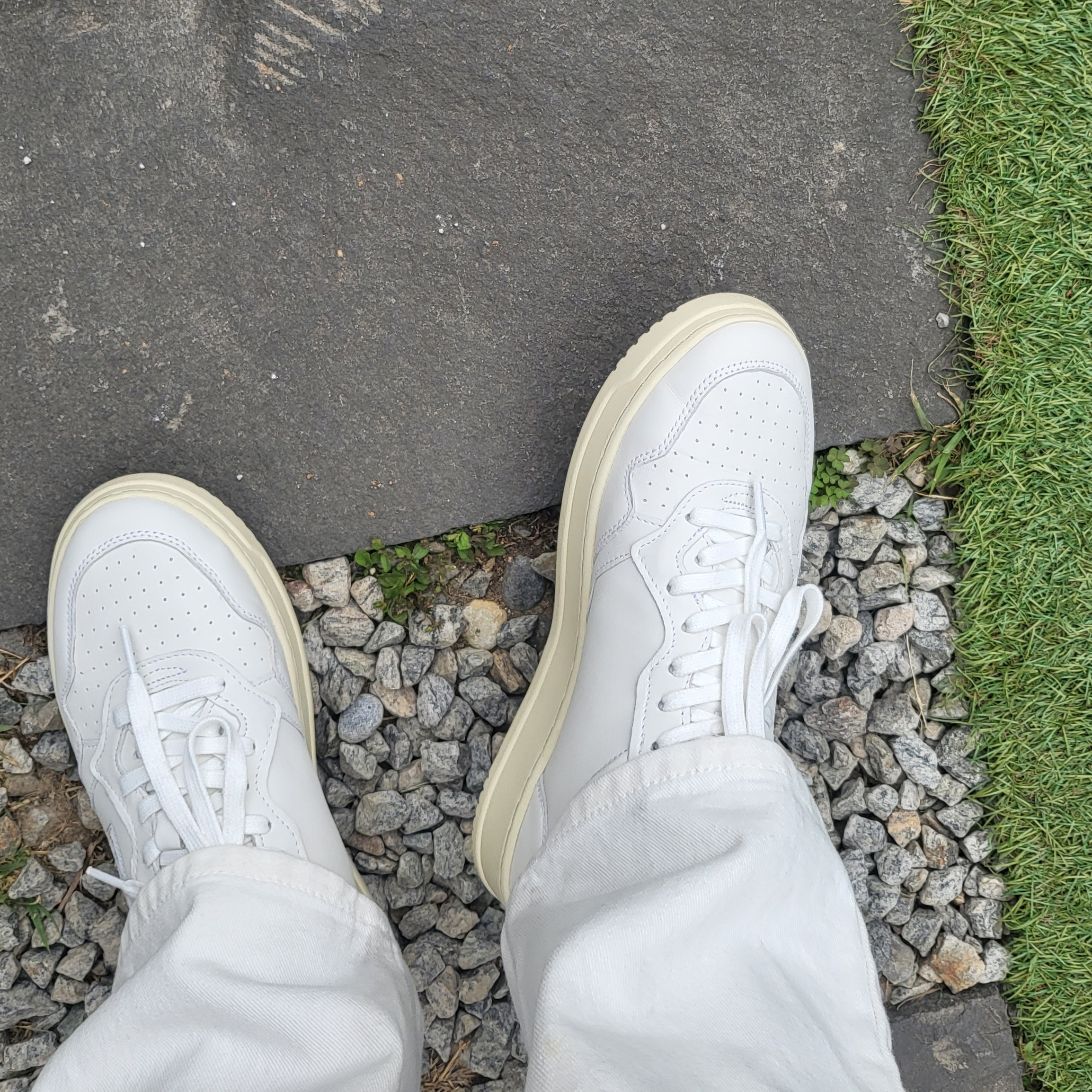 Autry Medalist Low Goatskin Sneakers White 착용 스타일