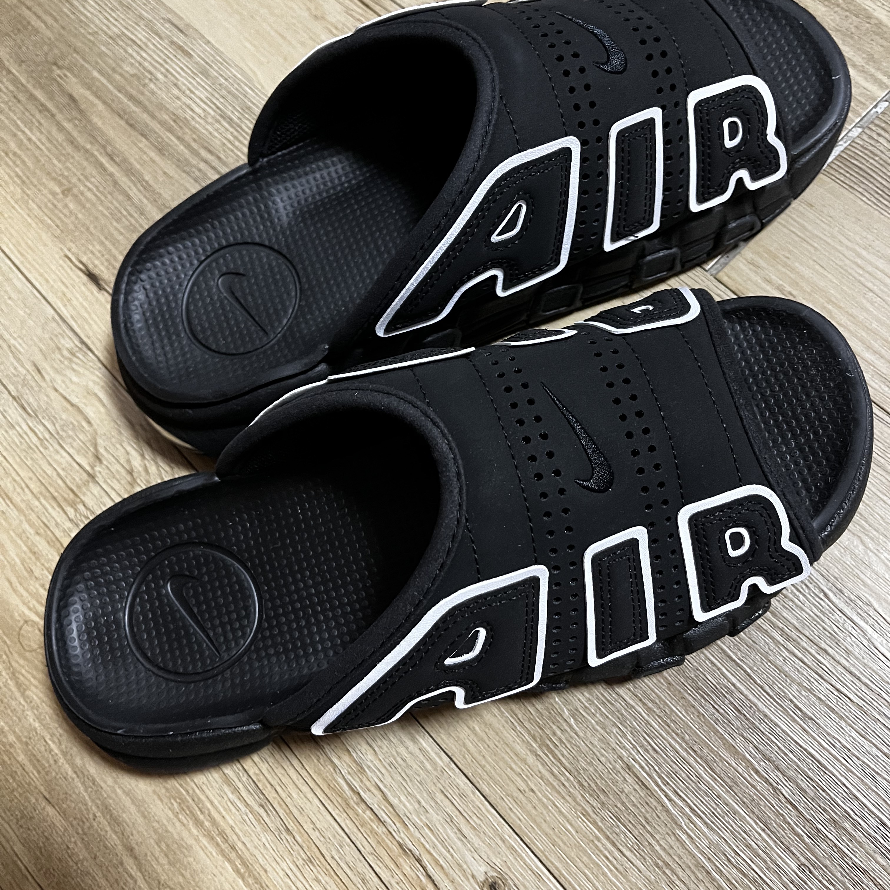 Nike Air More Uptempo Slide Black White 착용 스타일
