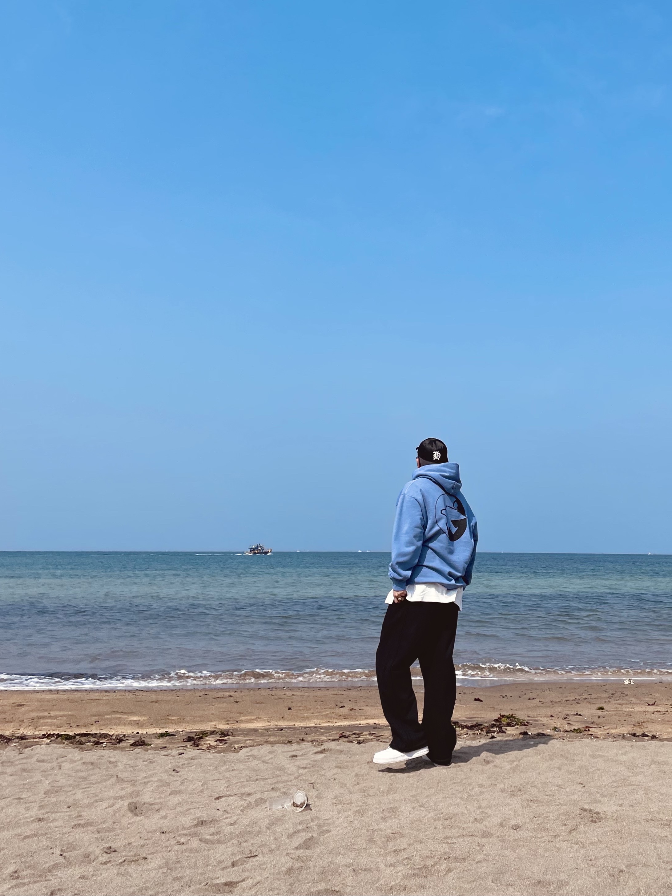 스투시 x 아워레가시 워크샵 서프맨 피그먼트 다이드 후드 블루, 나이키 x 슈프림 에어포스 1 로우 화이트 착용 스타일 - 2