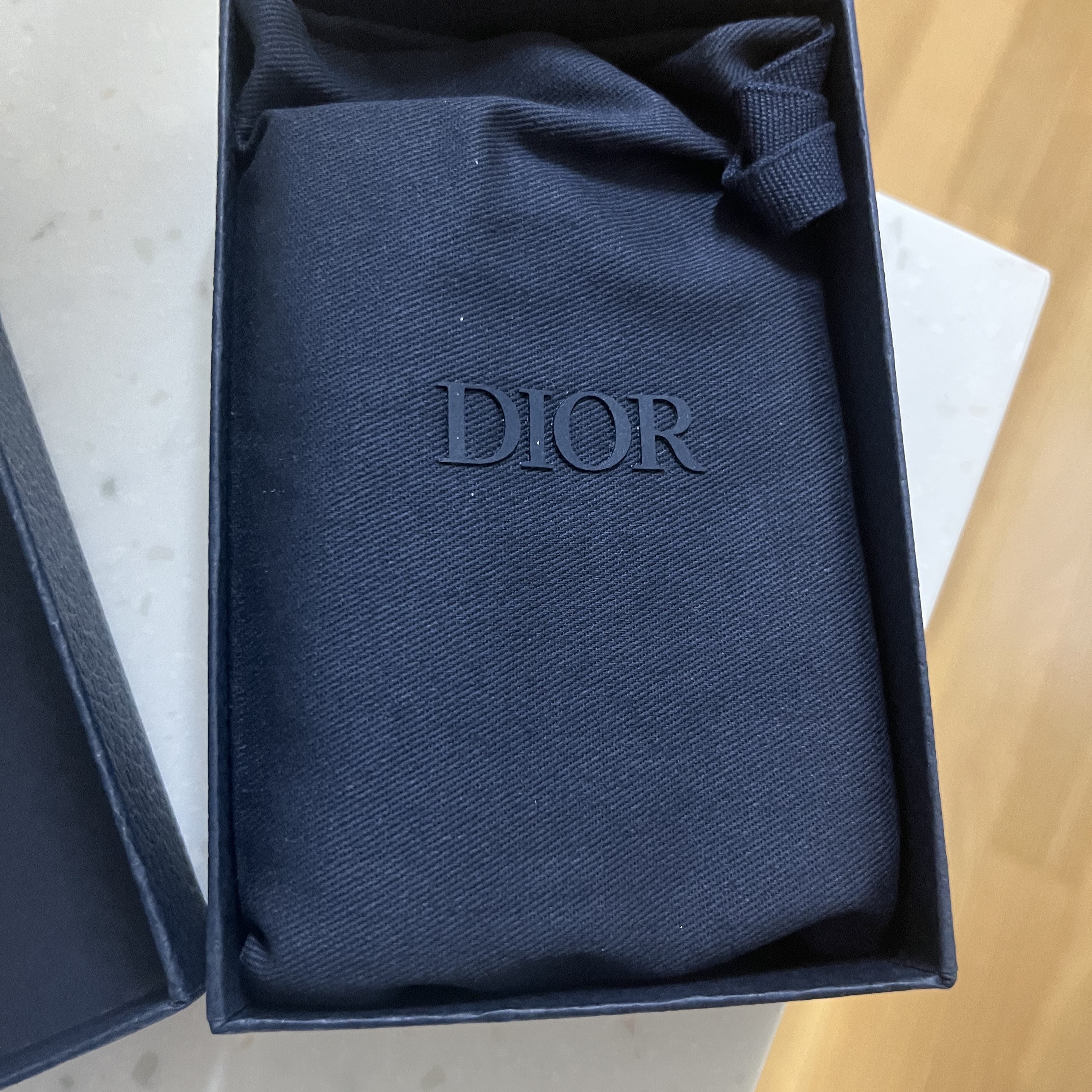 Dior Bi-Fold Card Holder Beige & Black Dior Oblique Jacquard 착용 스타일 - 2