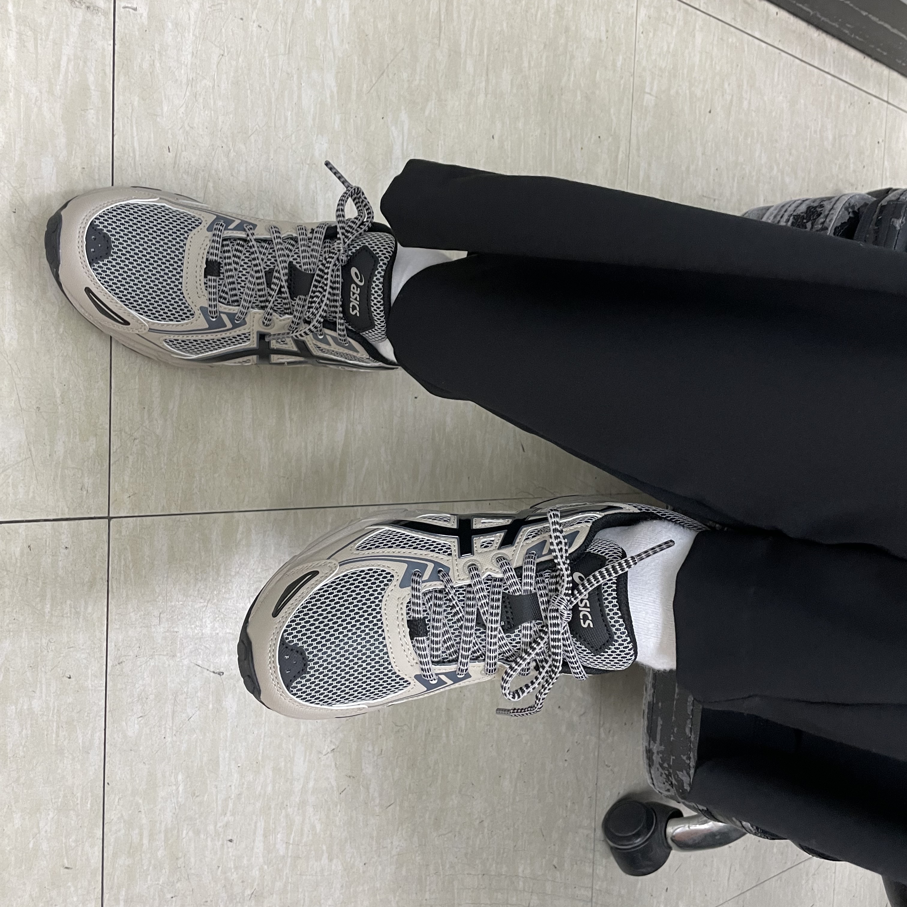 Asics Gel-Venture 6 Feather Grey Black 착용 스타일