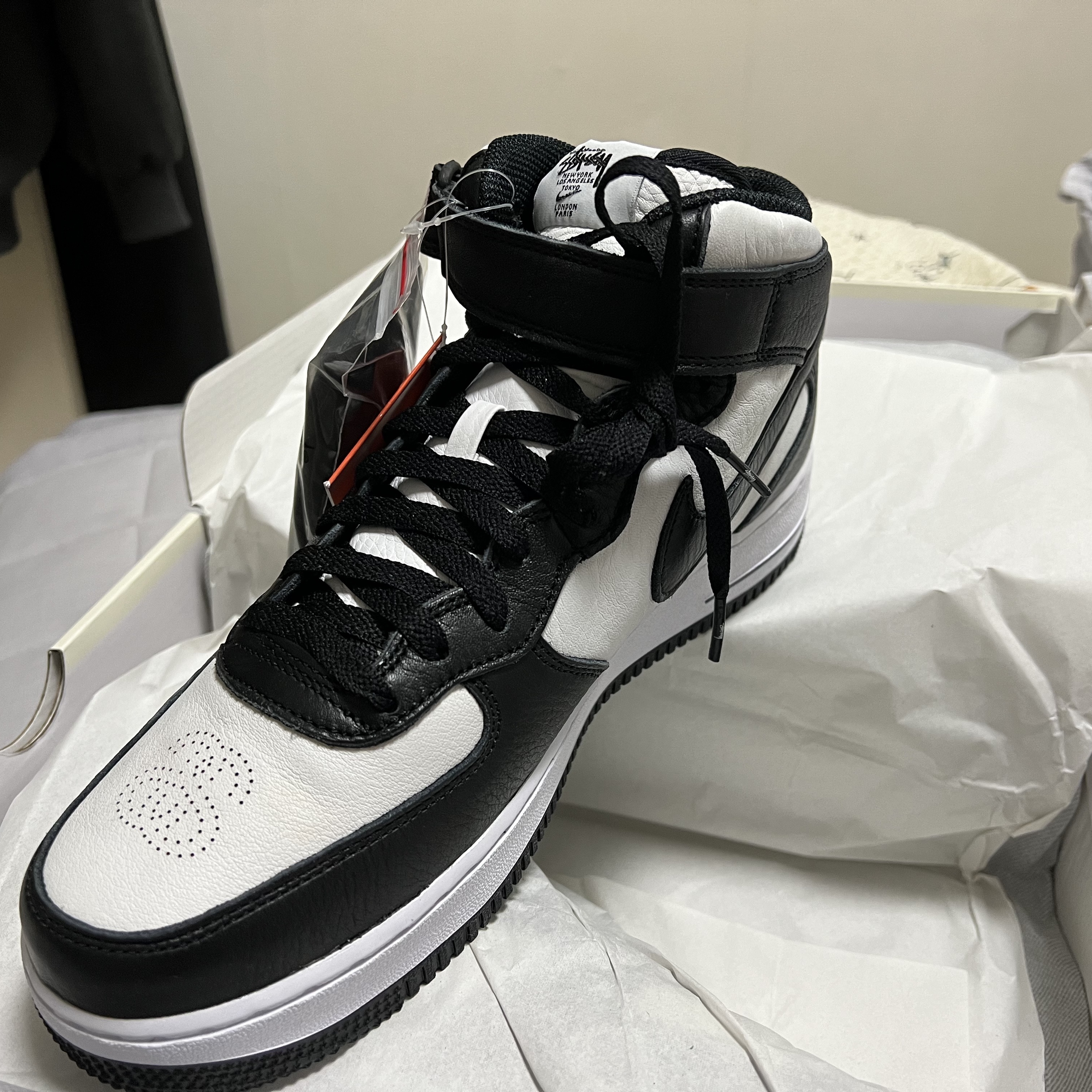 Nike x Stussy Air Force 1 '07 Mid SP Black and Light Bone 착용 스타일