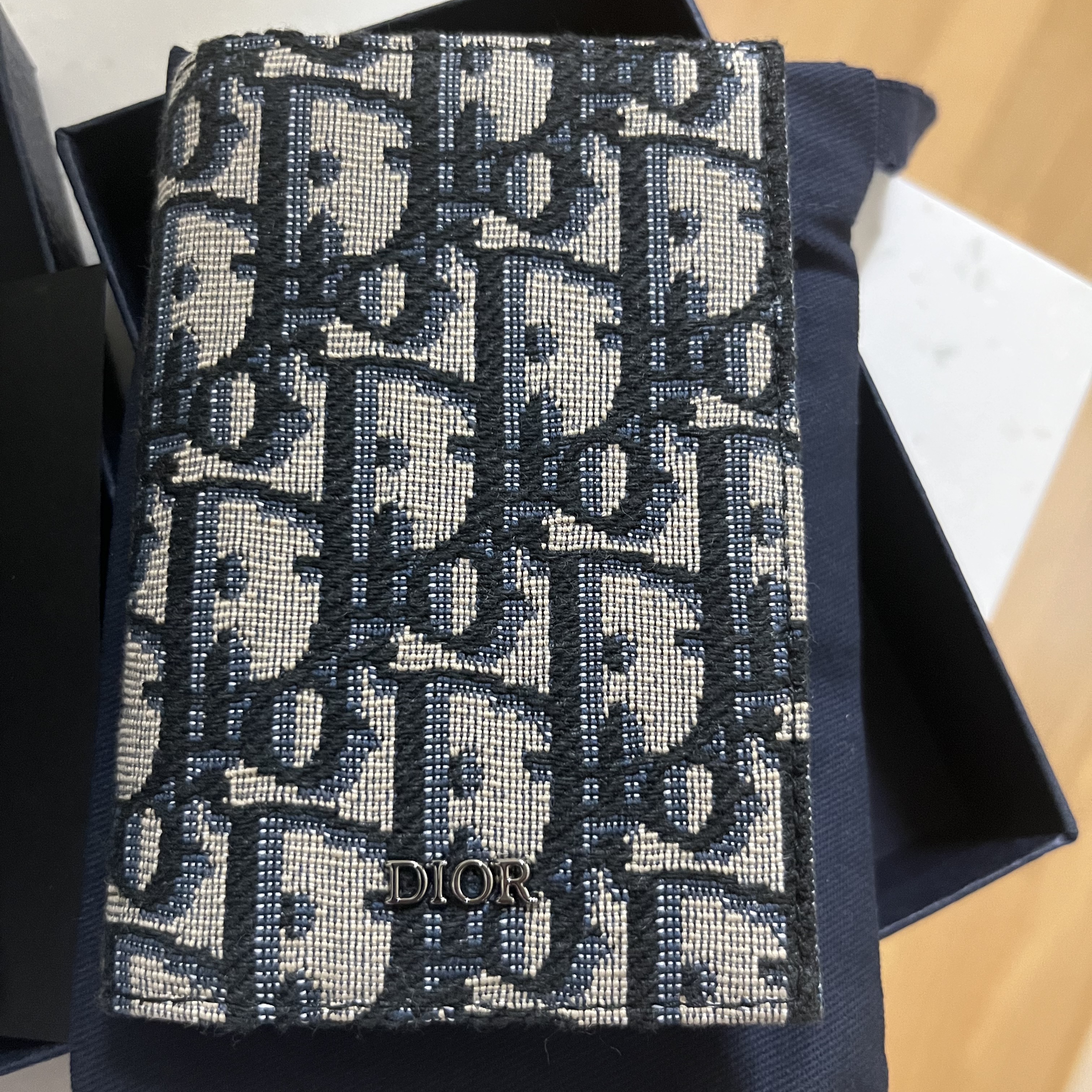 Dior Bi-Fold Card Holder Beige & Black Dior Oblique Jacquard 착용 스타일 - 3