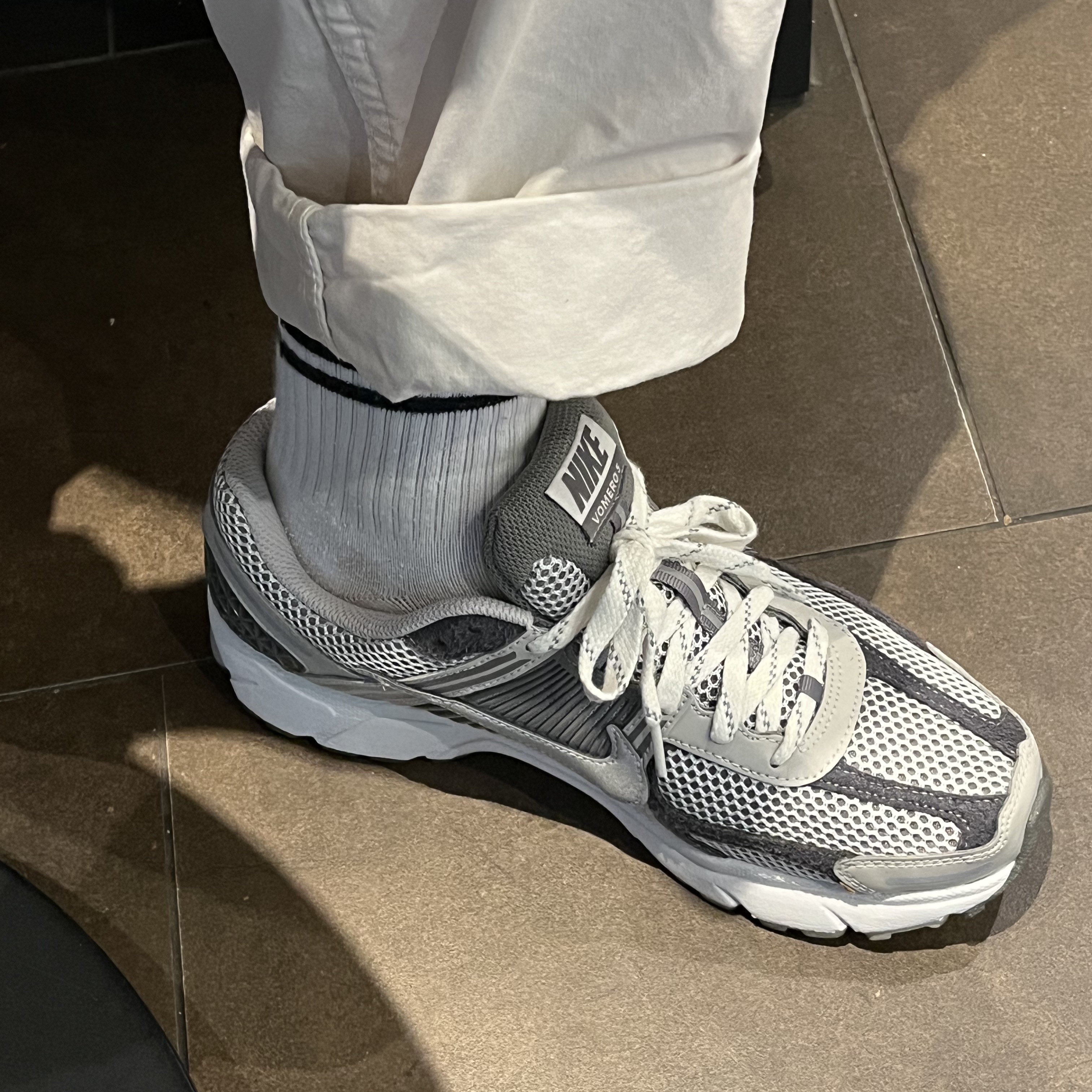 Nike Zoom Vomero 5 PRM Light Iron Ore and Flat Fewter 착용 스타일