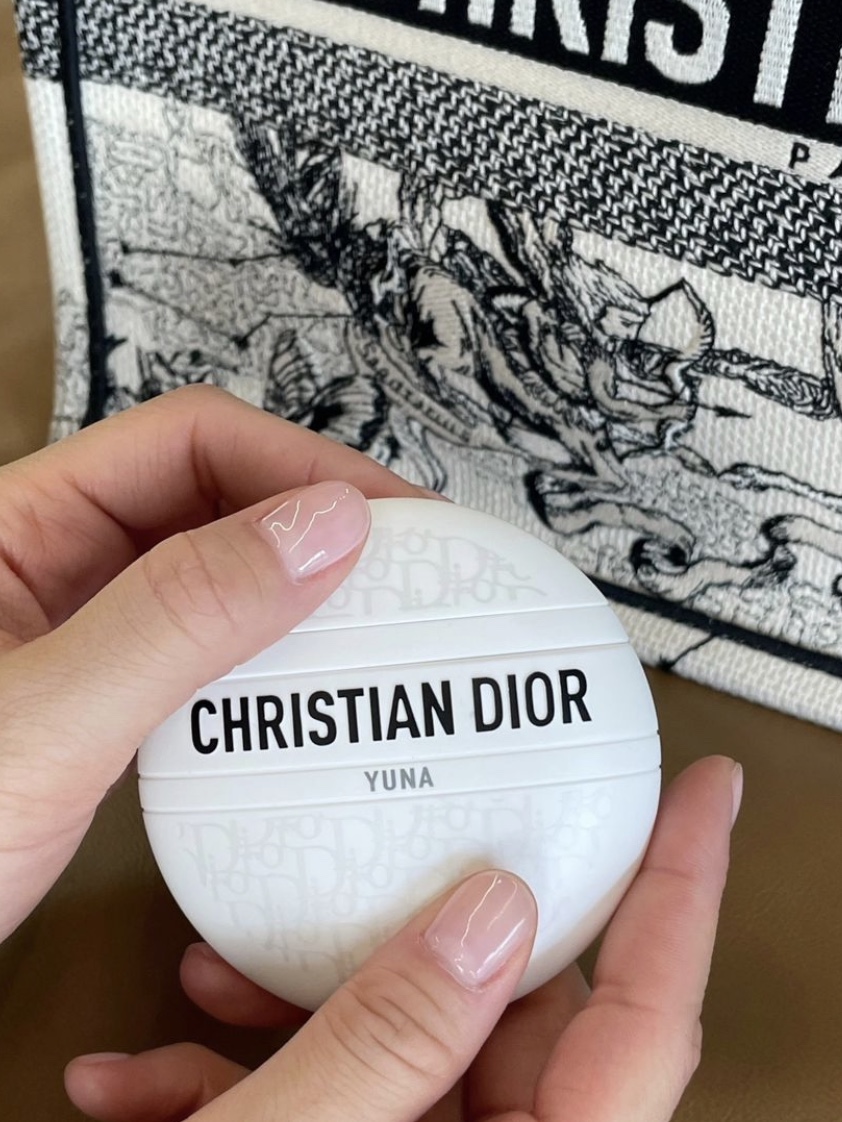 Dior New Dior Le Baume Hand Cream 50ml, Dior Medium Book Tote Blue Toile de Jouy Embroidery 착용 스타일 - 4