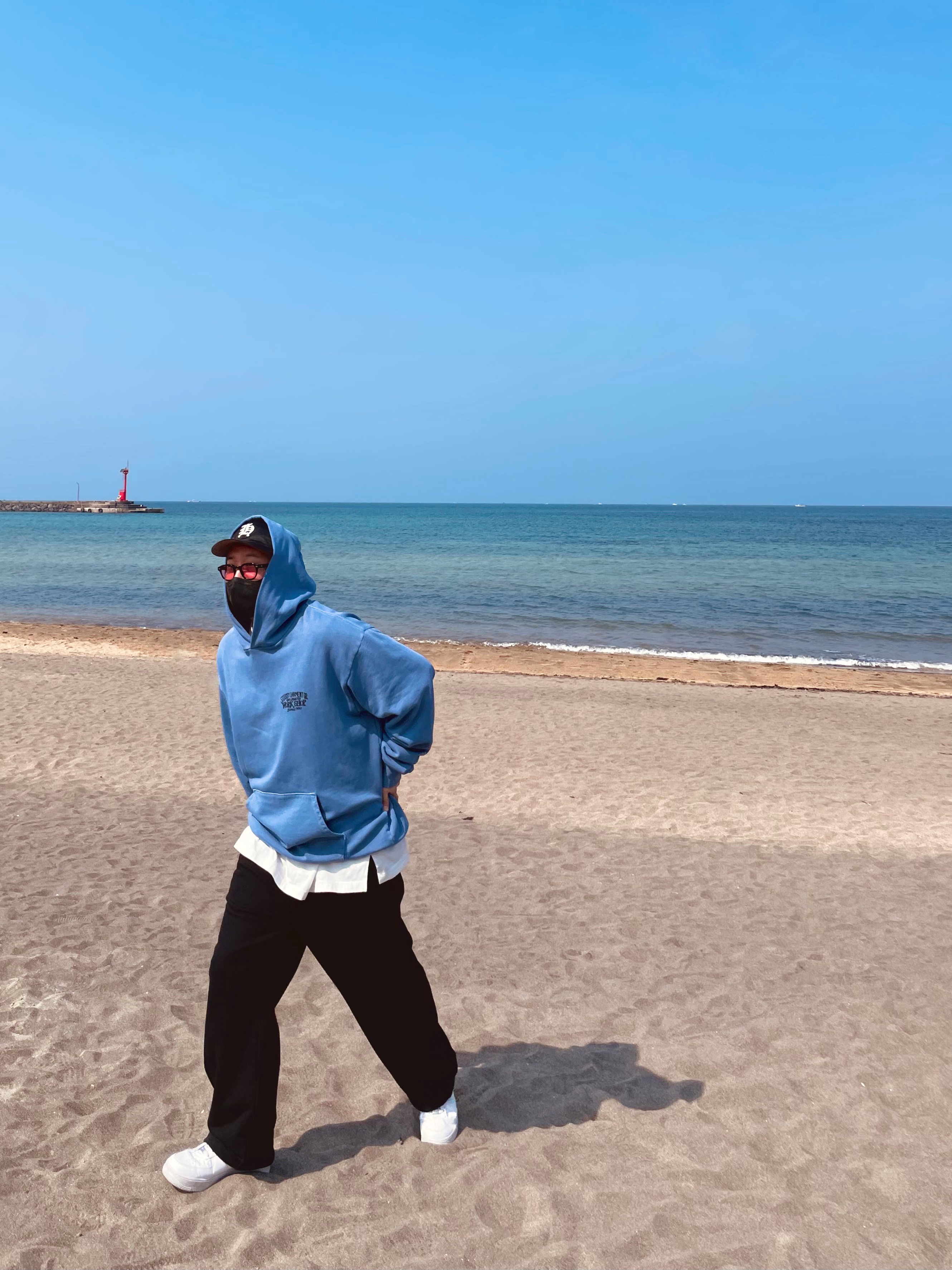 Nike x Supreme Air Force 1 Low White, Stussy x Our Legacy Work Shop Surfman Pigment Dyed Hoodie Blue 착용 스타일